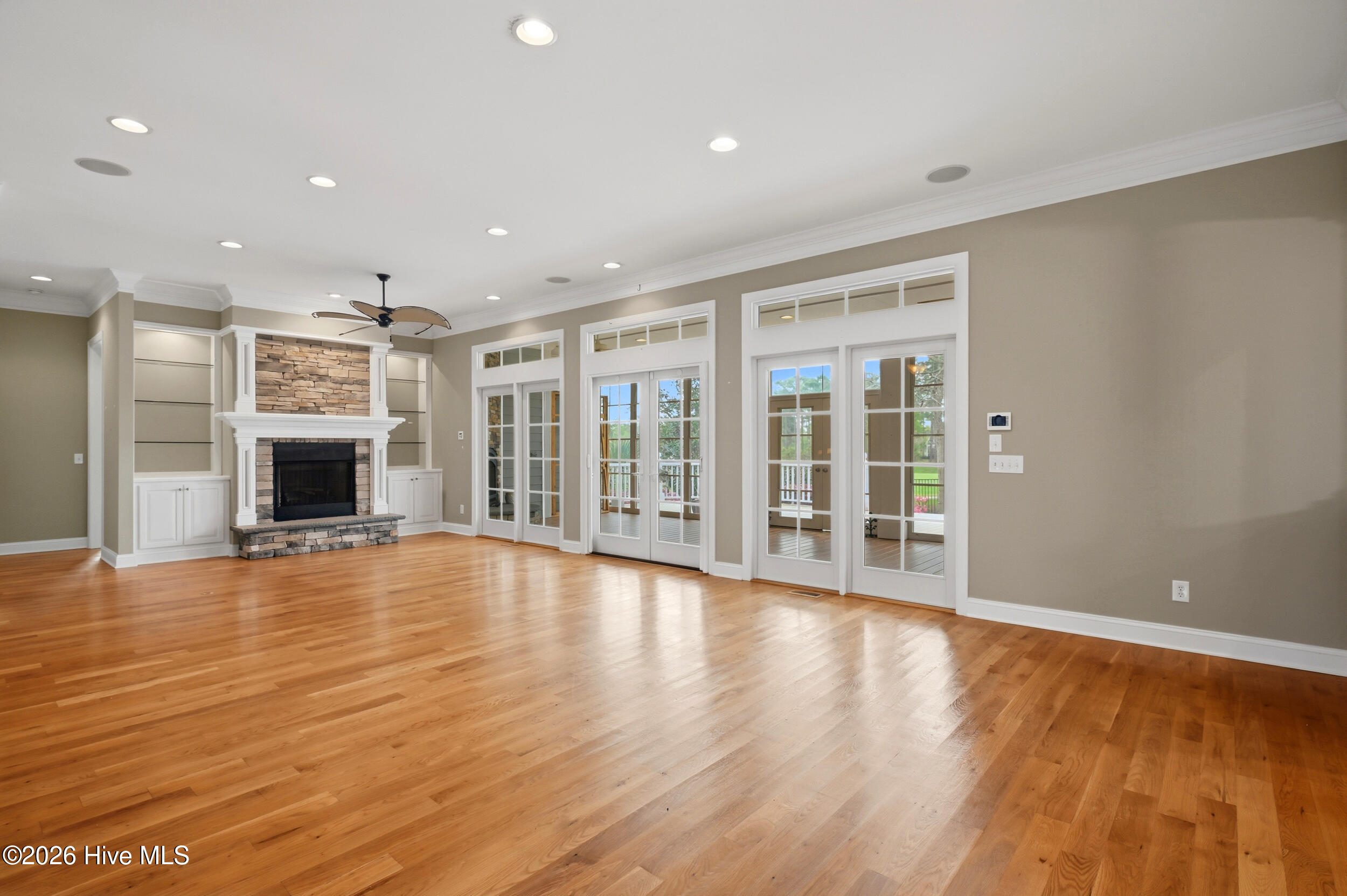 100566380 | Photo 12