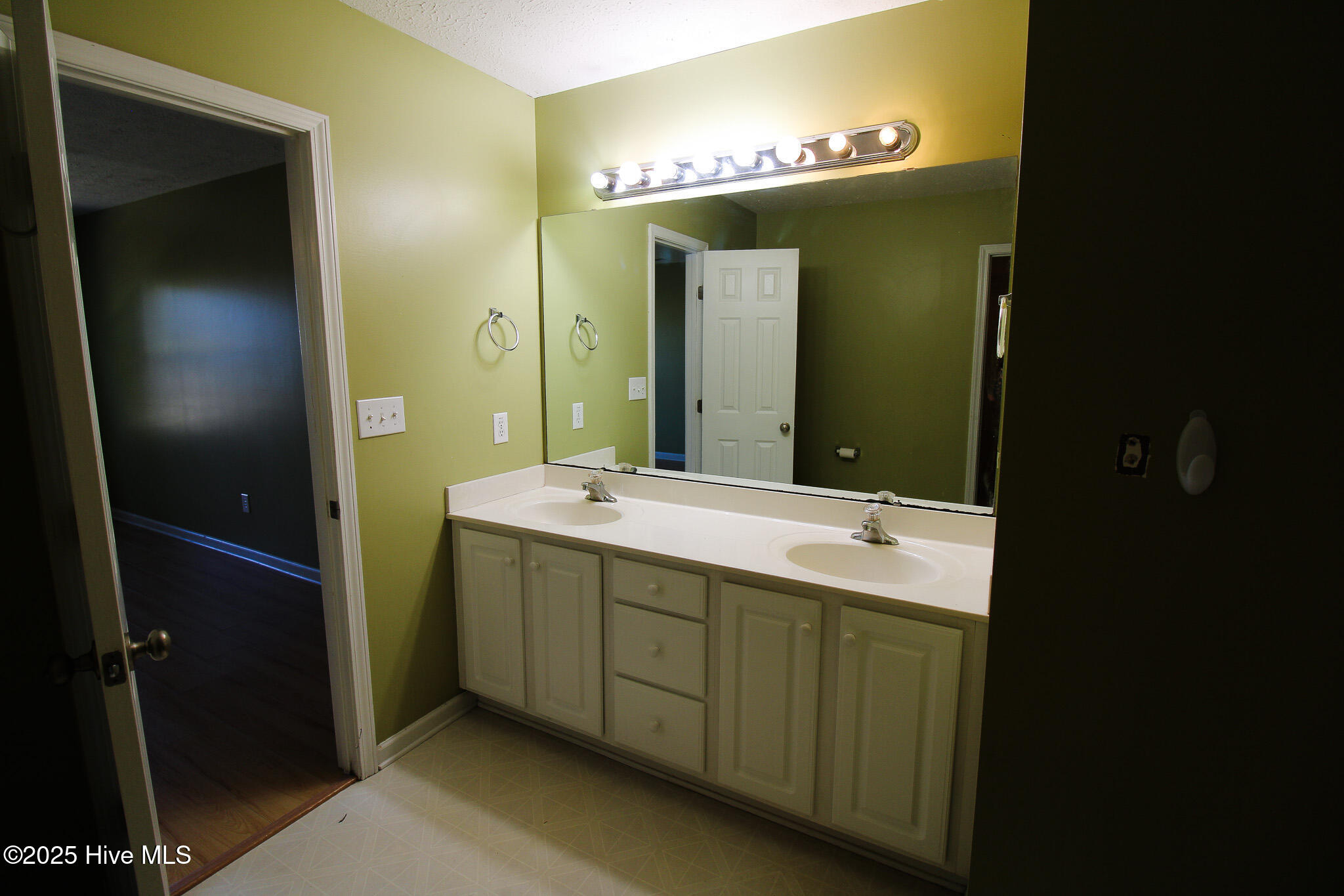 100537575 | Photo 33