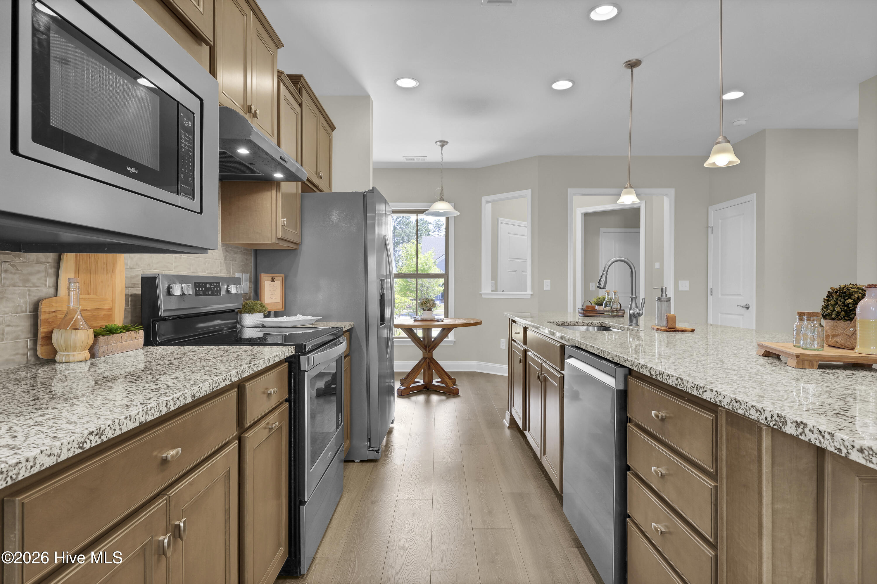 100567827 | Photo 11