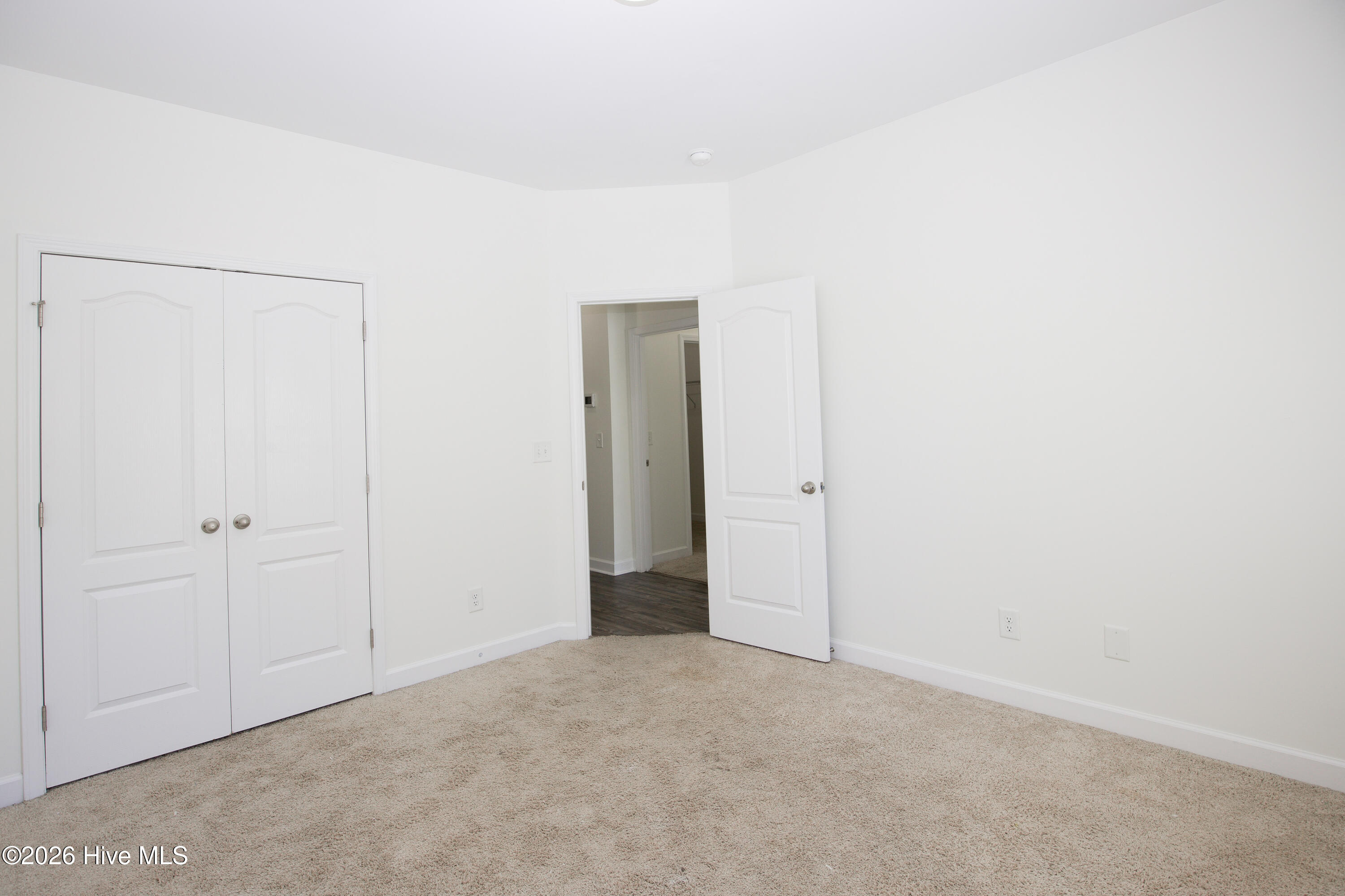 Double closet - 2nd Bedroom