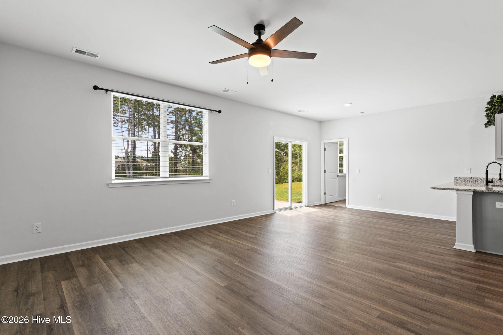 100556458 | Photo 12