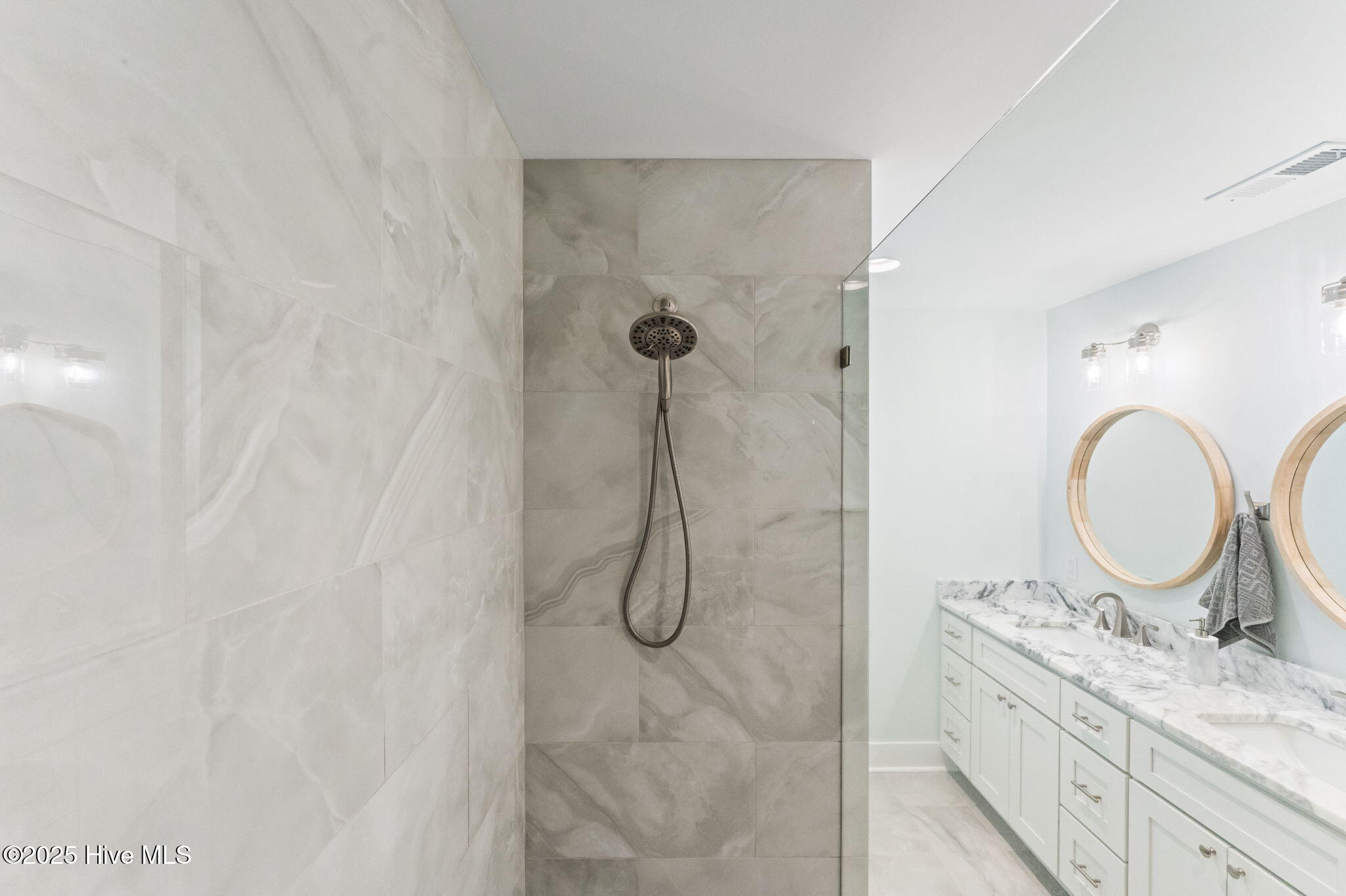 100509282 | Photo 25