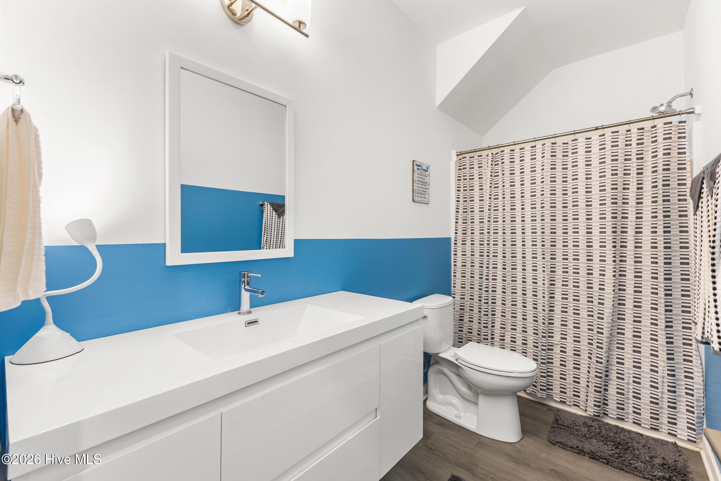 100557840 | Photo 22