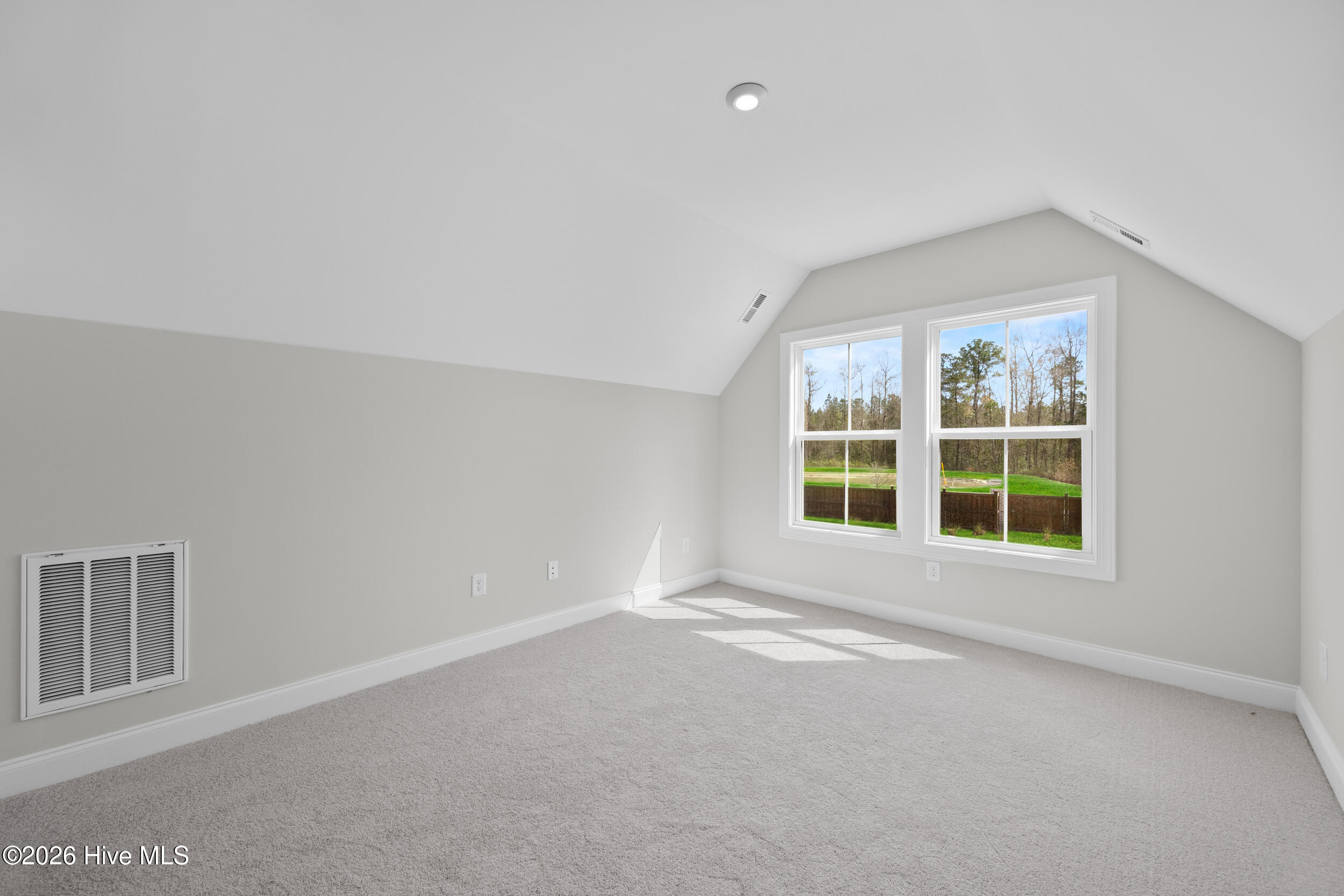 100561825 | Photo 30