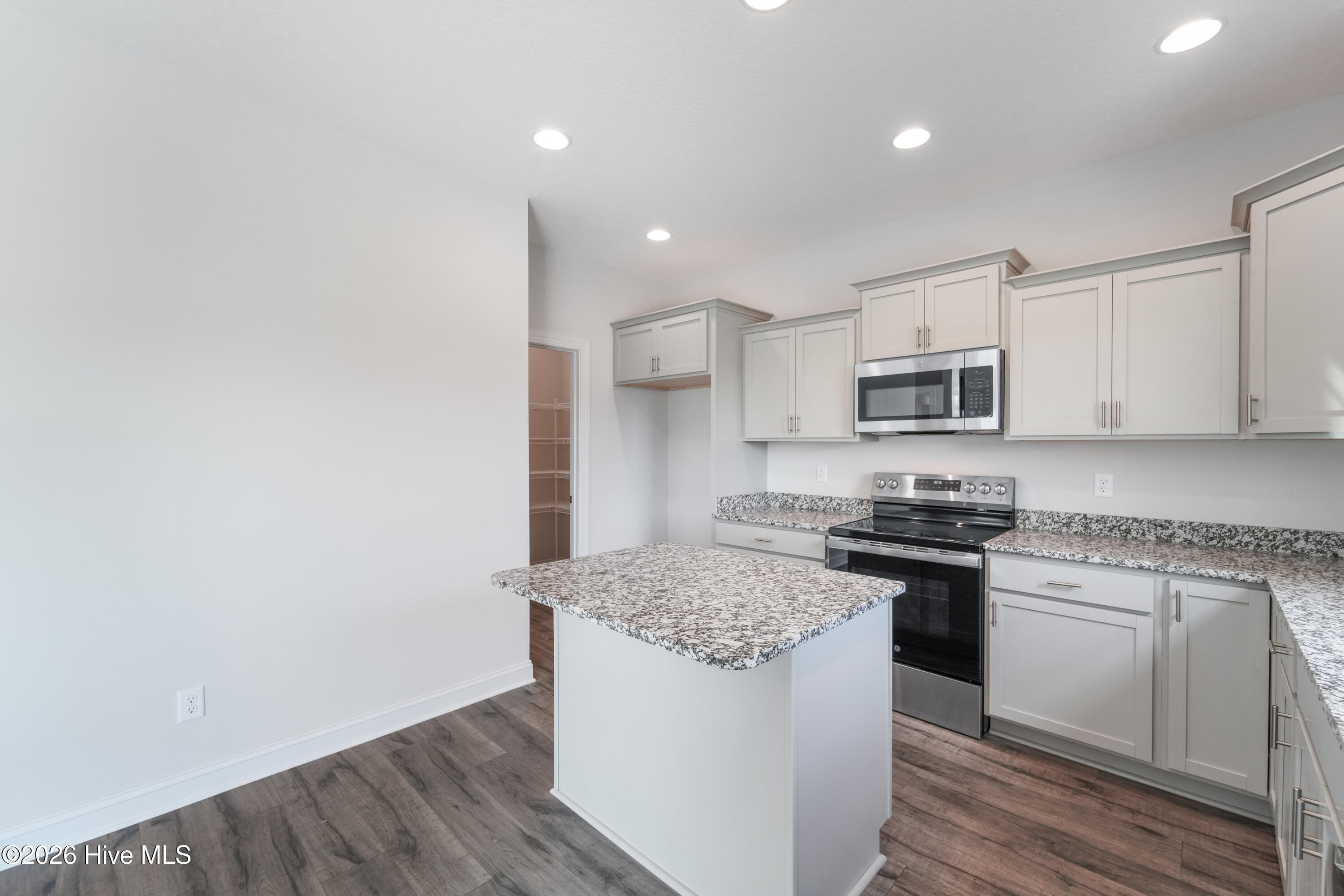 100519692 | Photo 12