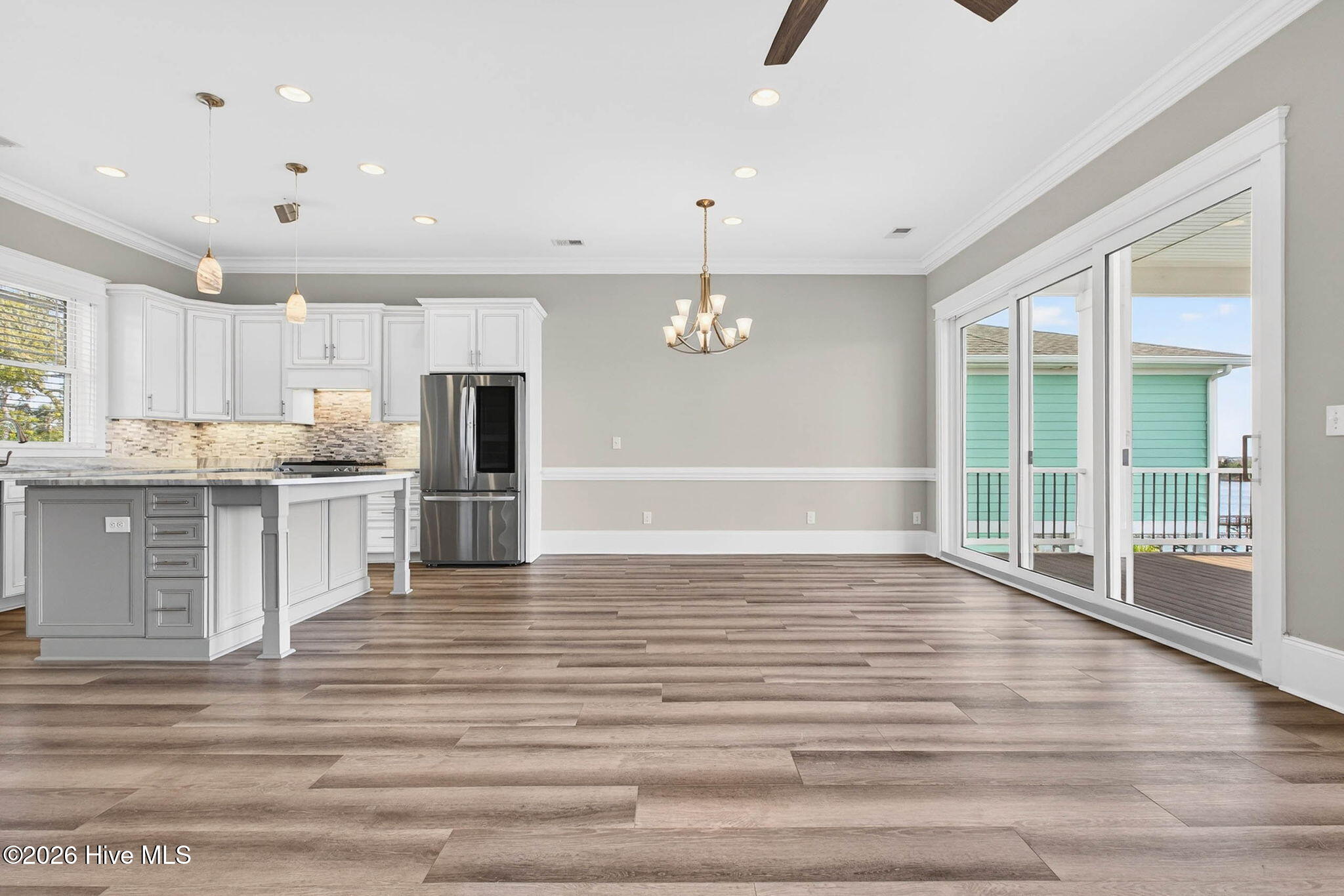 100563982 | Photo 11