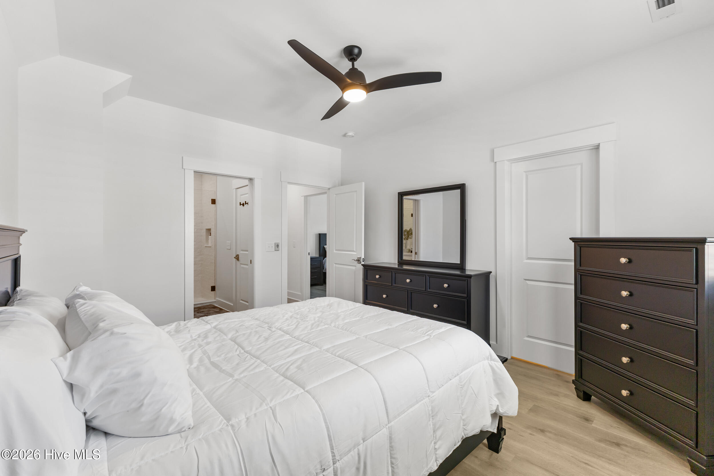 3rd bedroom w/walkin closet
