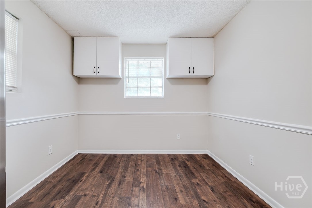 440 Pecan breakfast nook