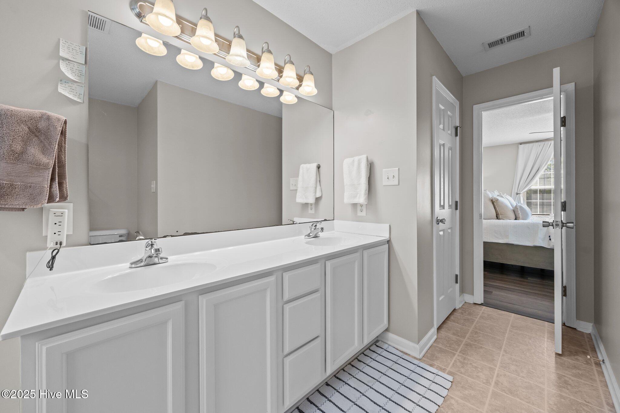 100567266 | Photo 23