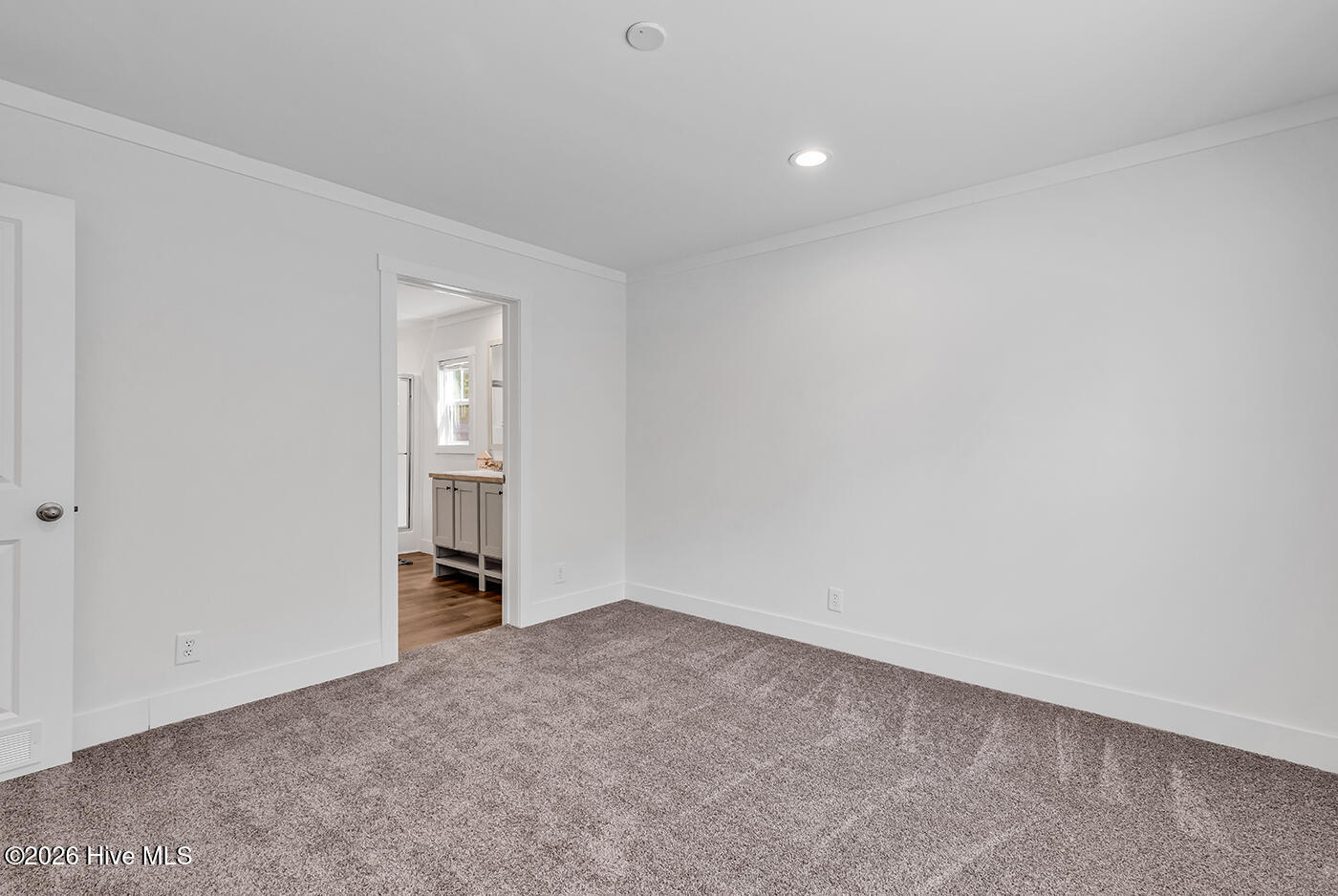 100558273 | Photo 24