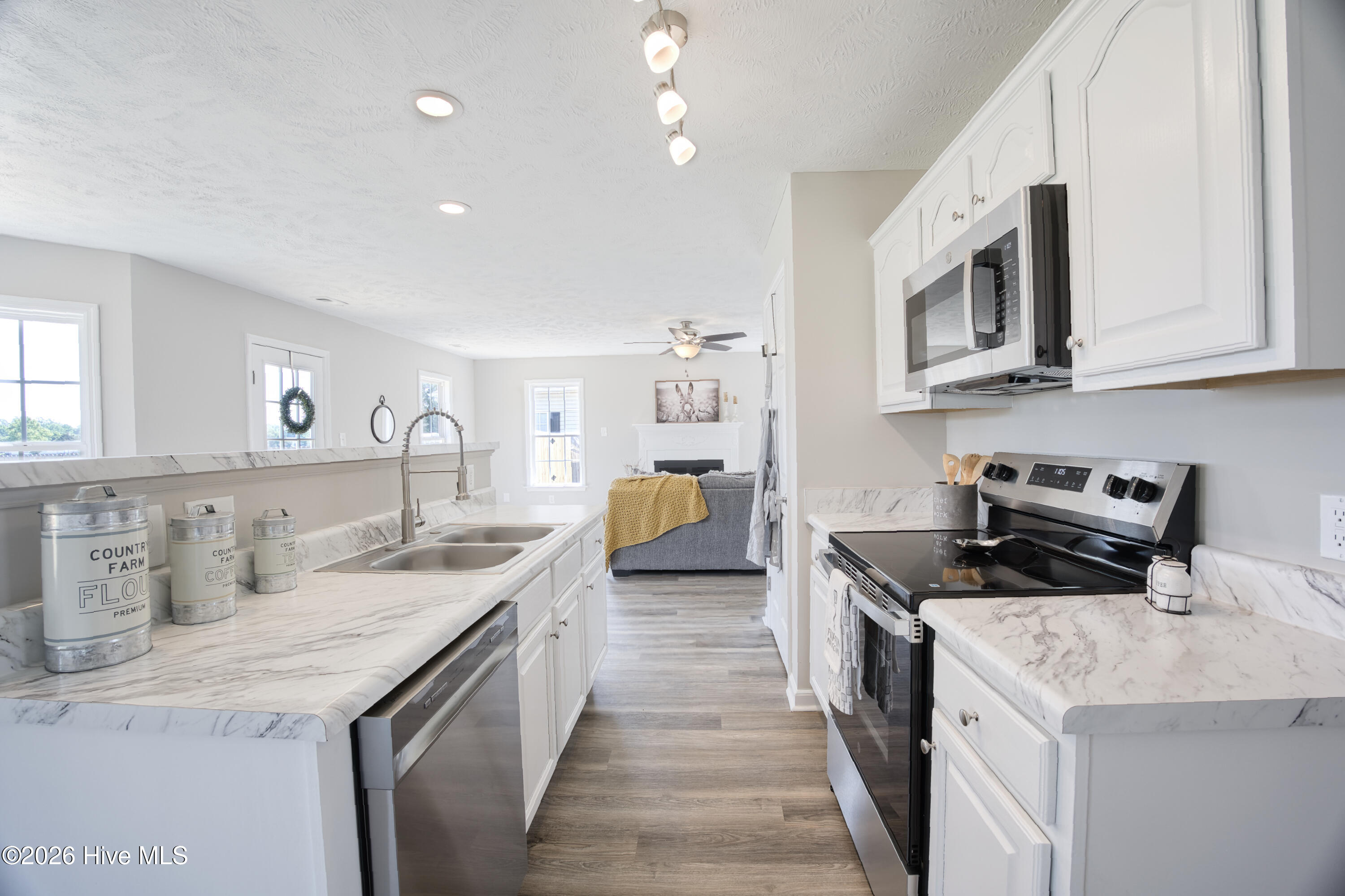 100570249 | Photo 18