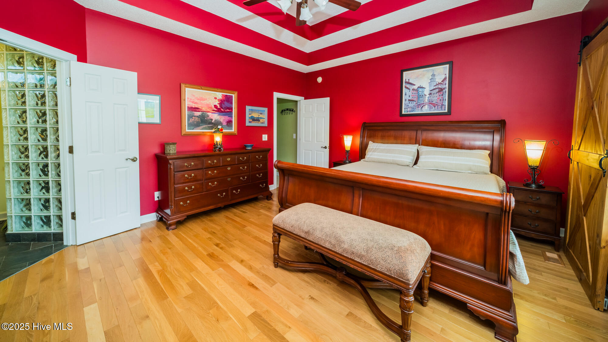 100516325 | Photo 18