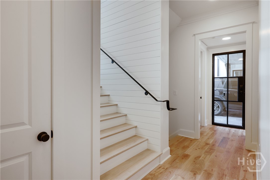 Side Entry/Staircase