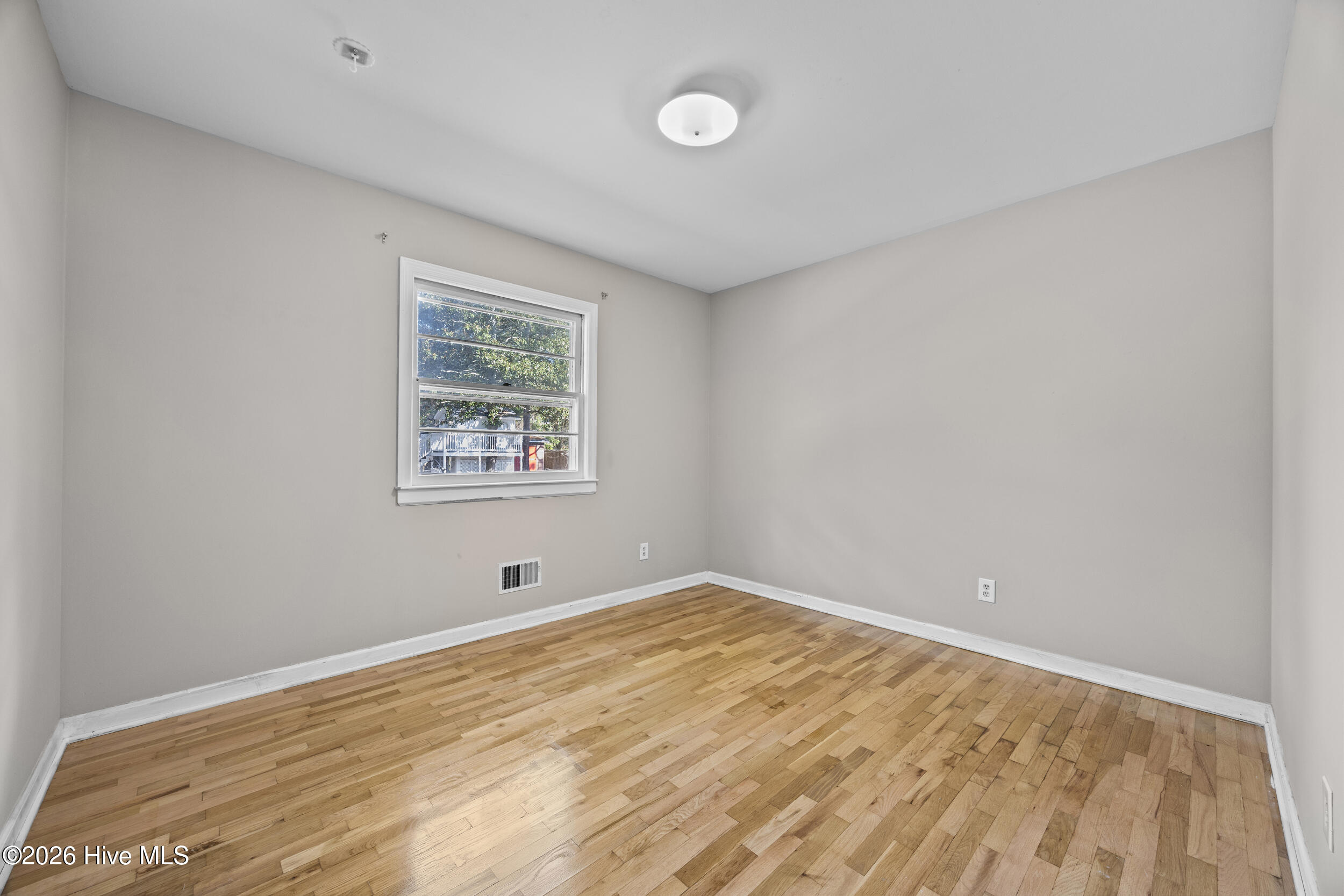 100548079 | Photo 15