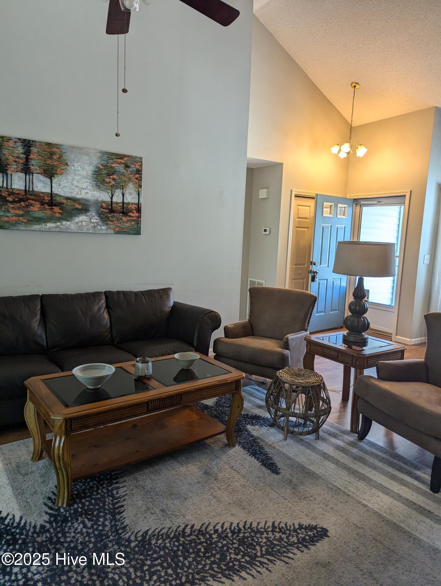 100548476 | Photo 19