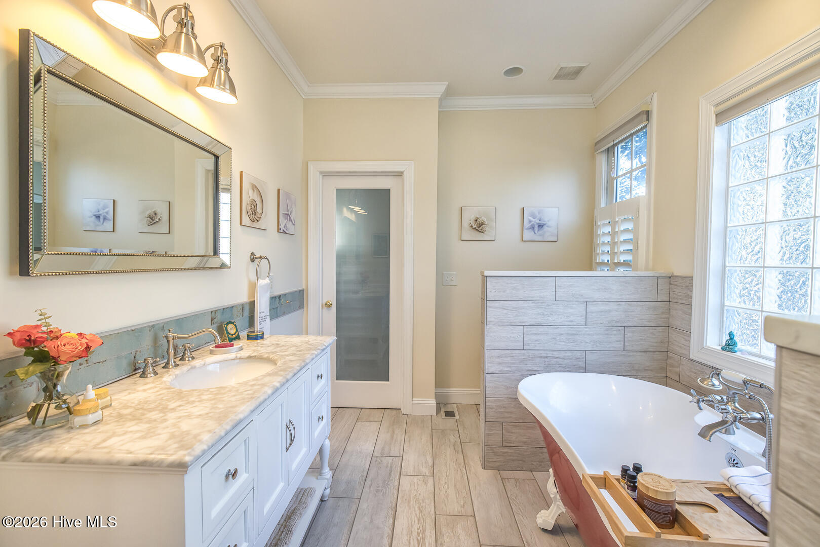 100550296 | Photo 29