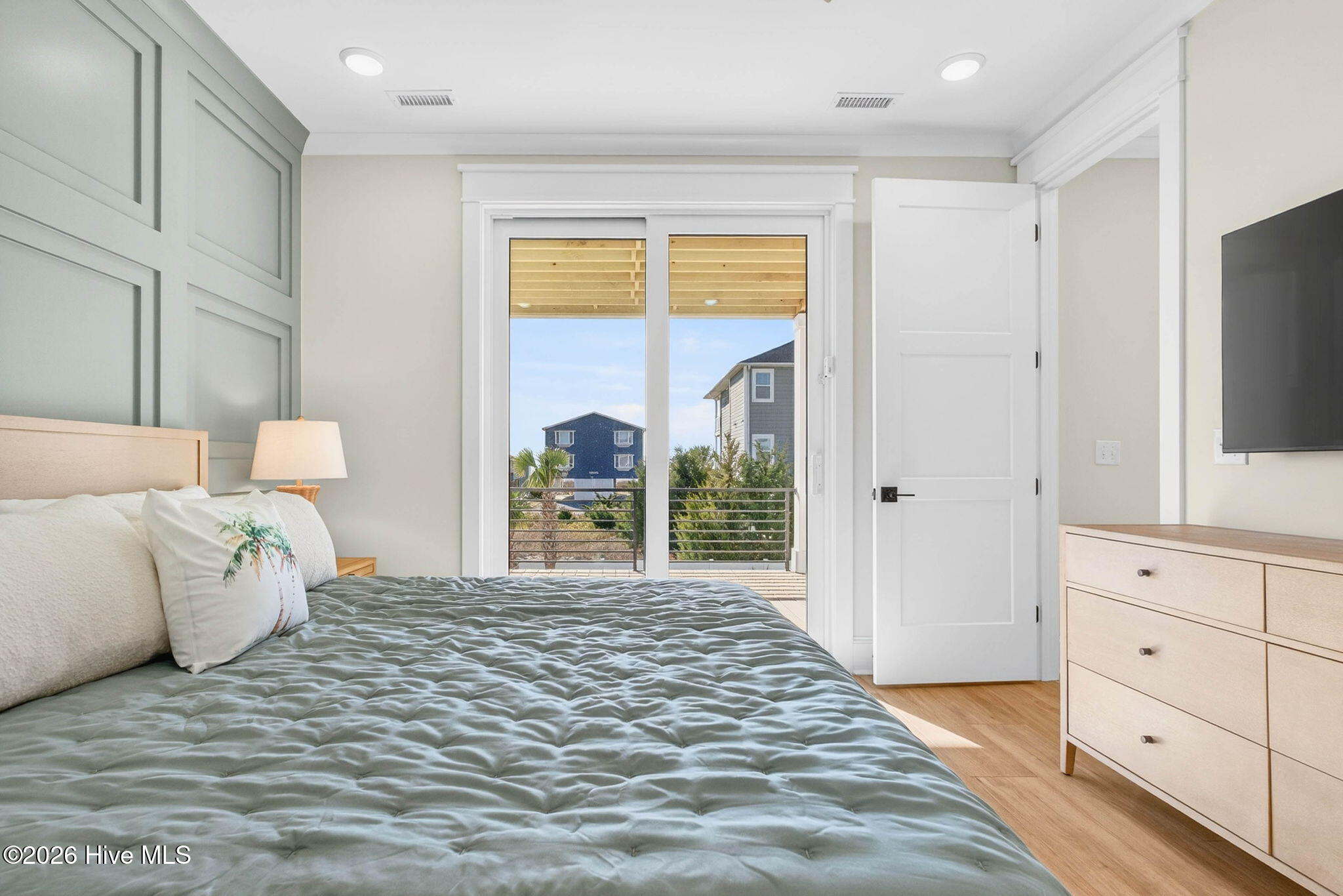 100570262 | Photo 48