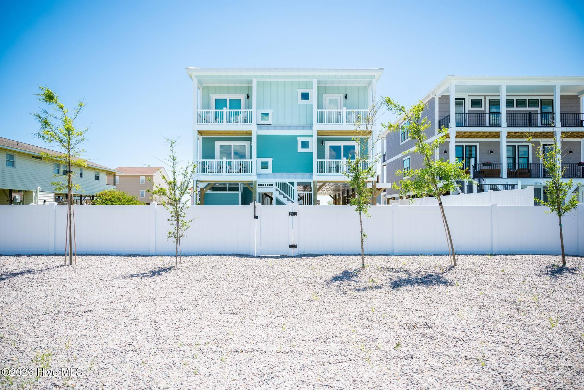 100558345 | Photo 125