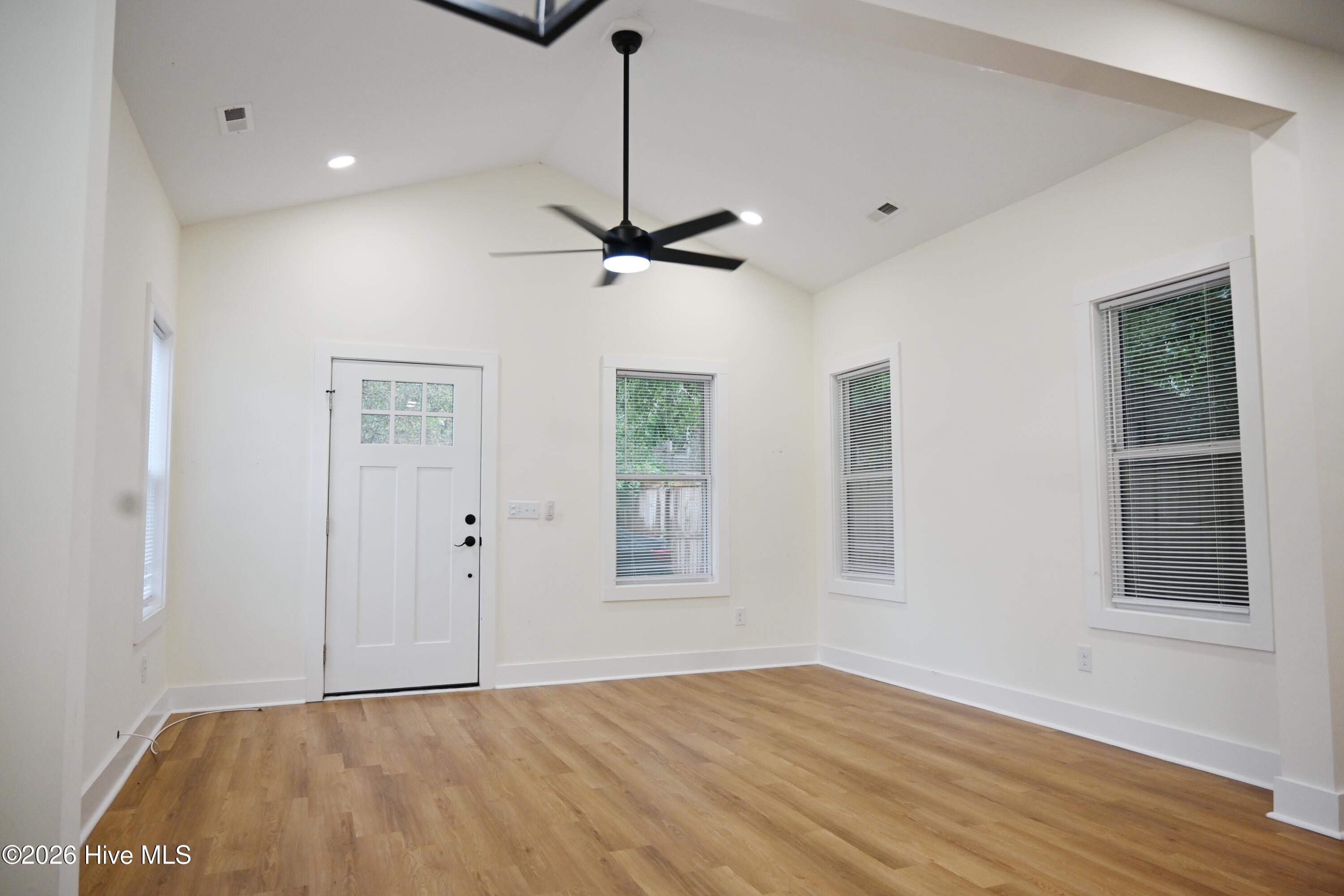 100564460 | Photo 23