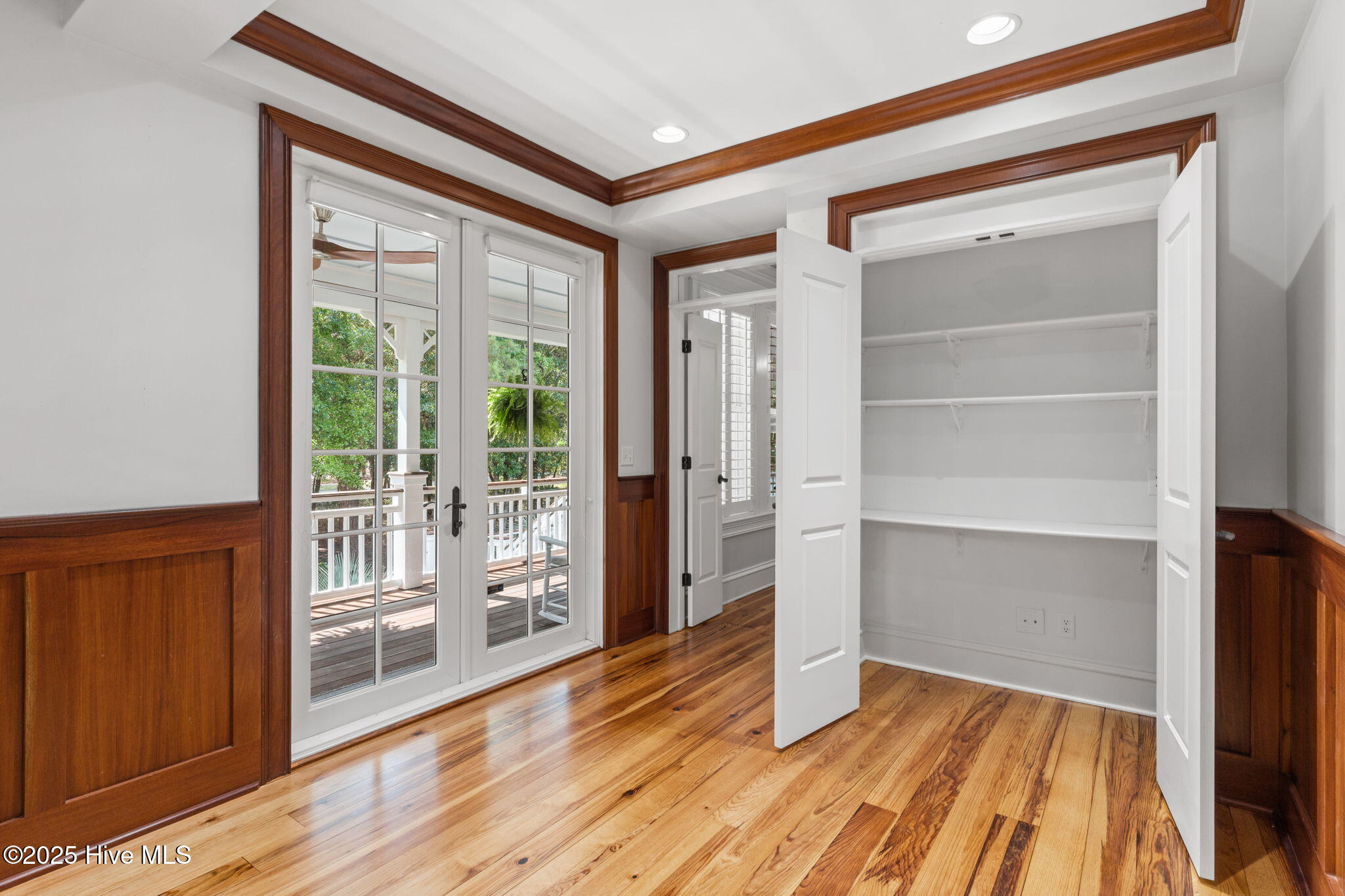 100512246 | Photo 38