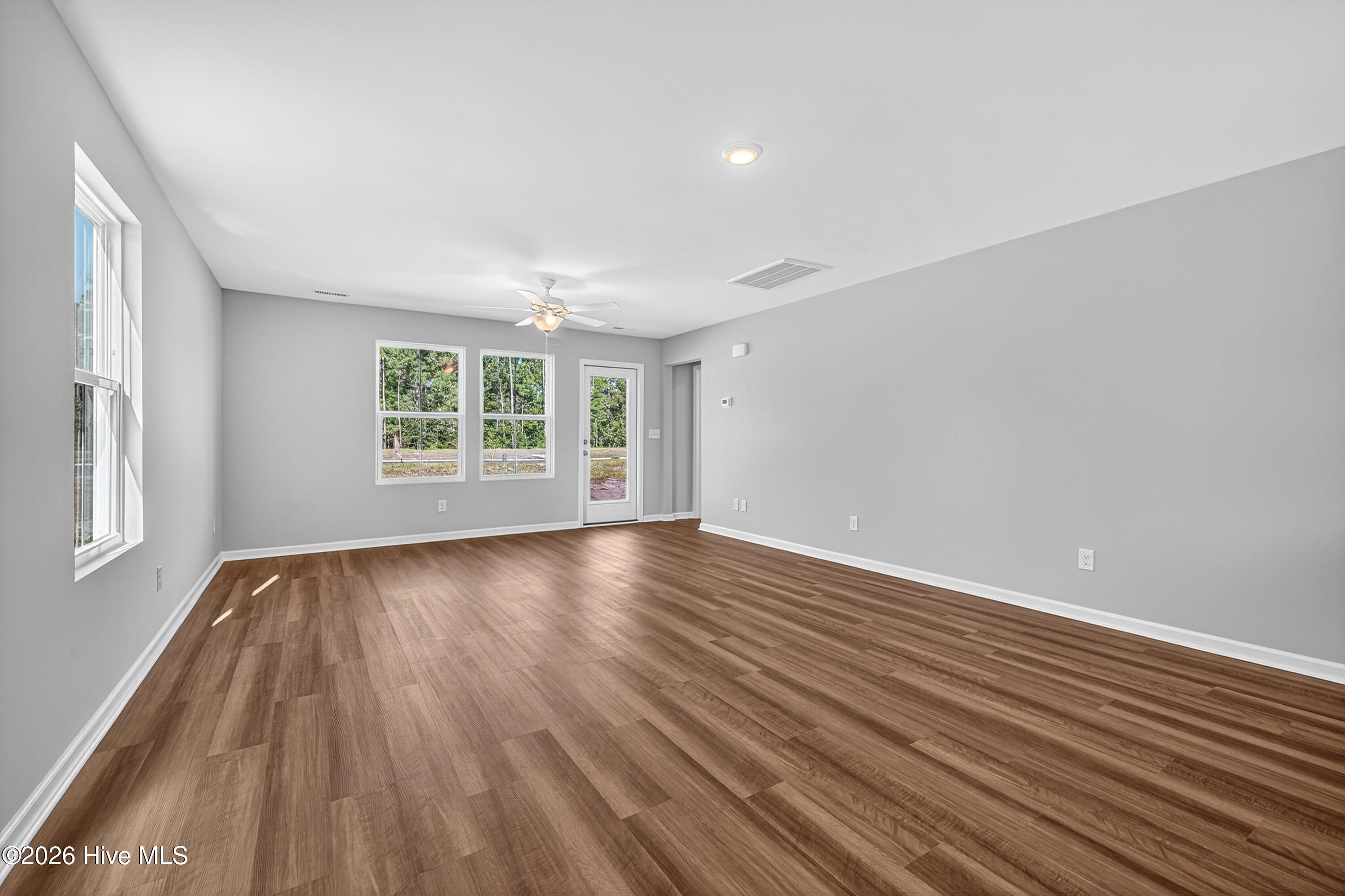 100565447 | Photo 47