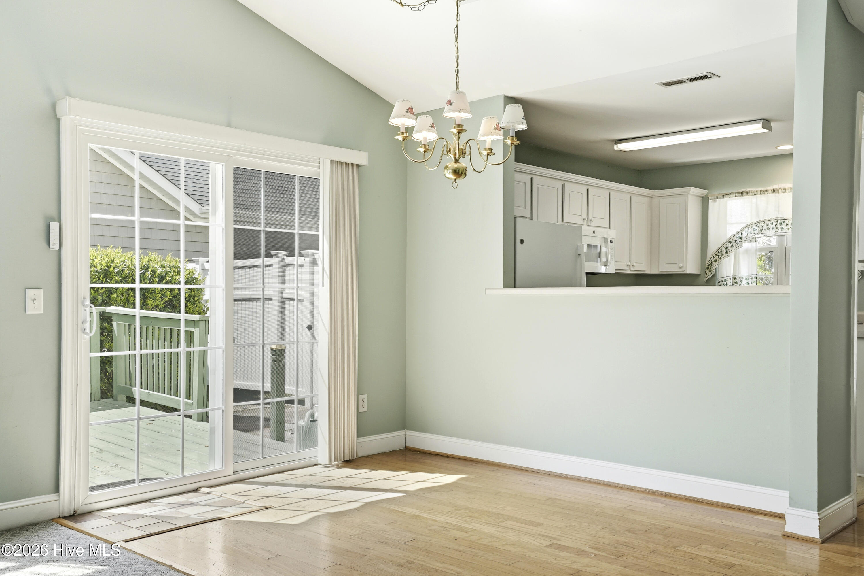 100562955 | Photo 23