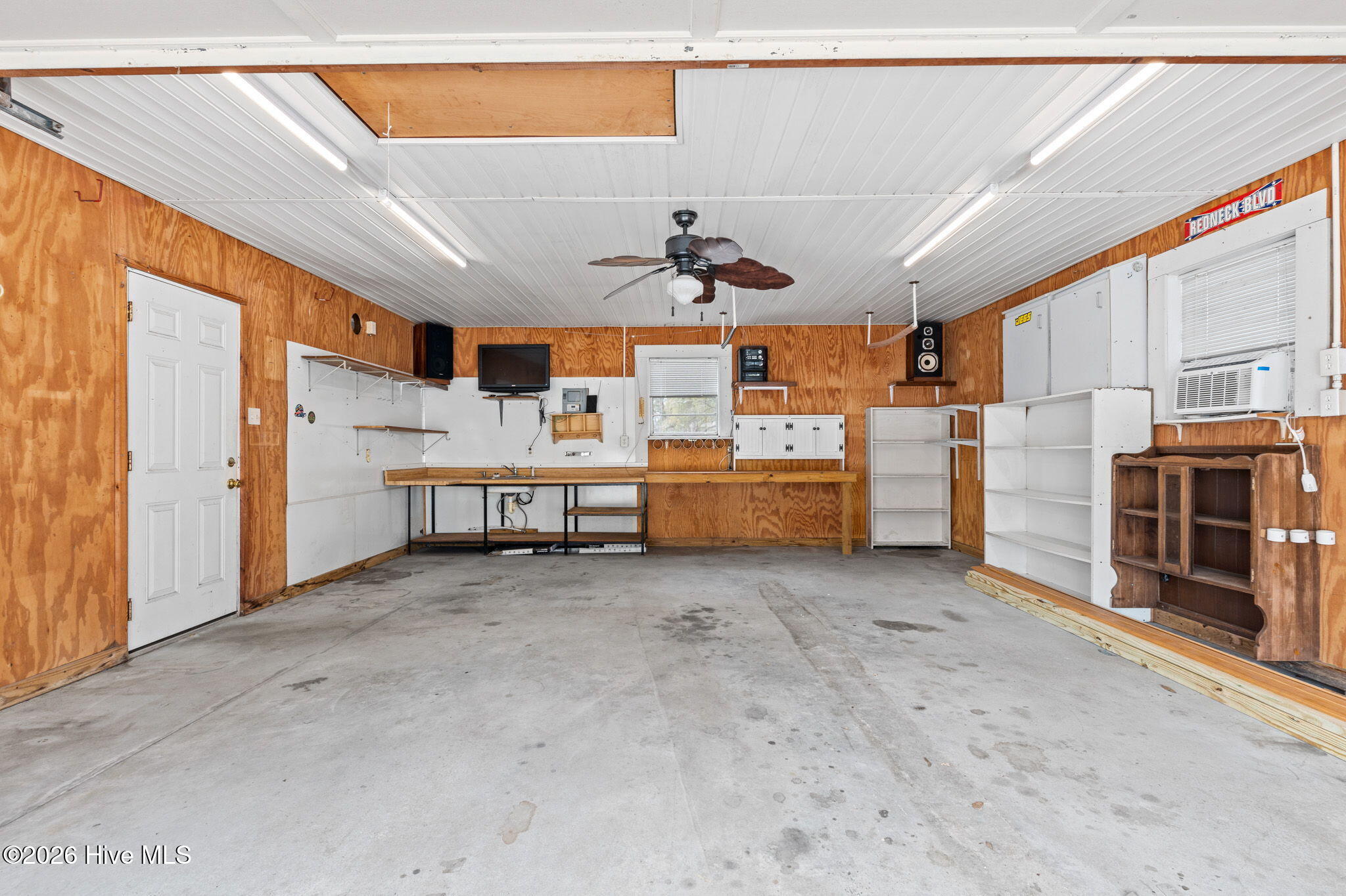 100564701 | Photo 38