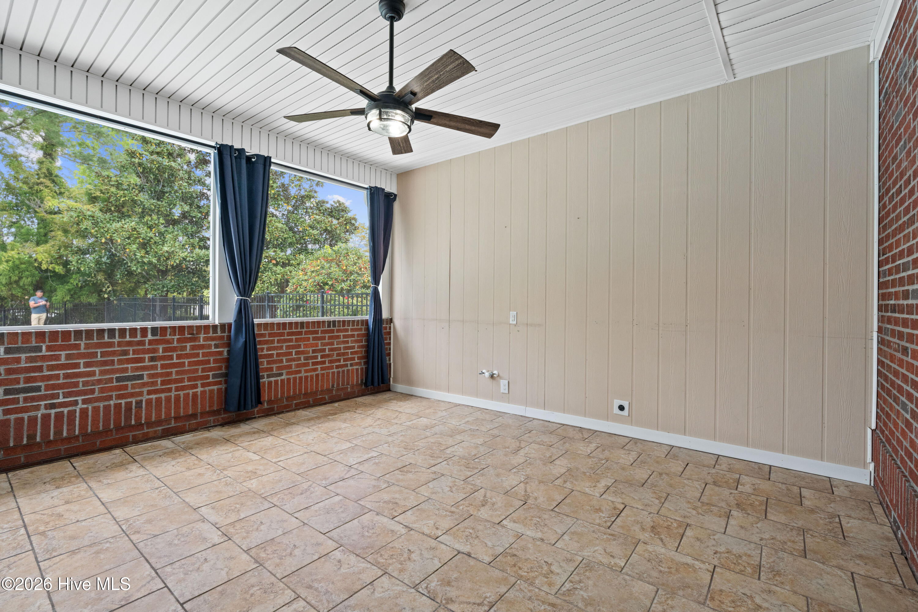 100565289 | Photo 65