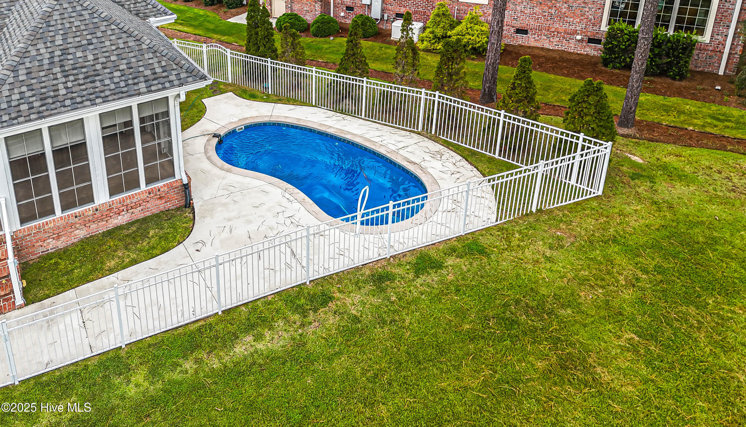 100530810 | Photo 52