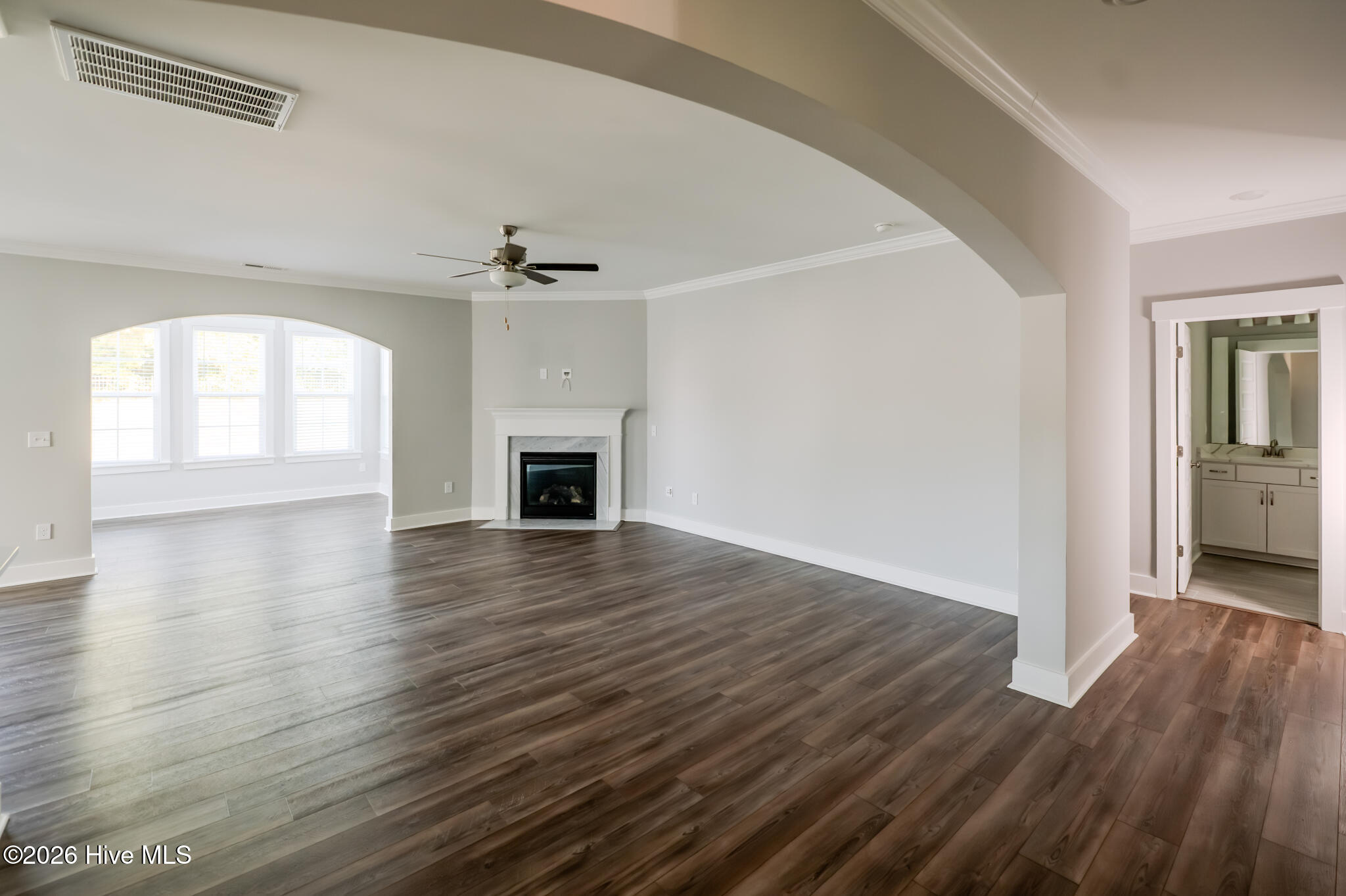 100567790 | Photo 36