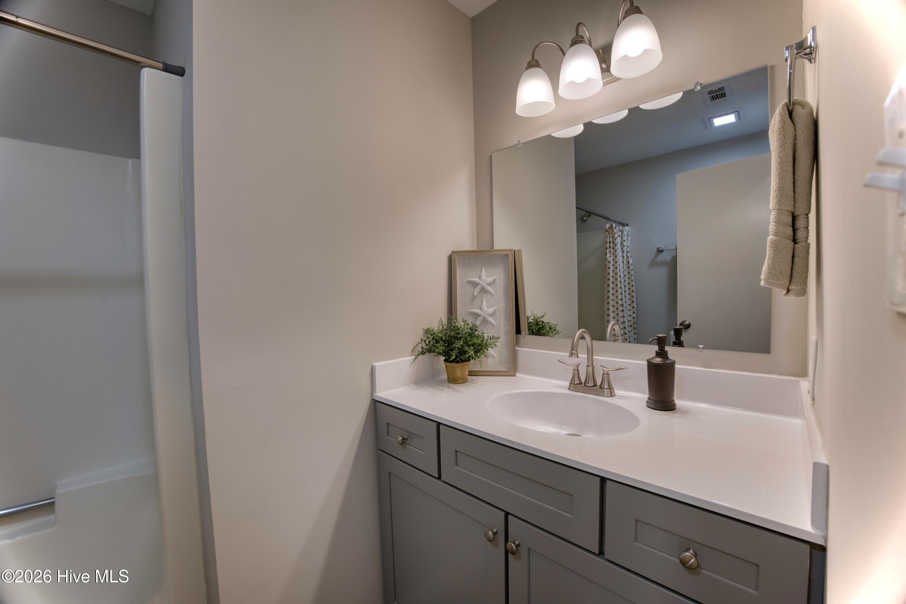 100561992 | Photo 24