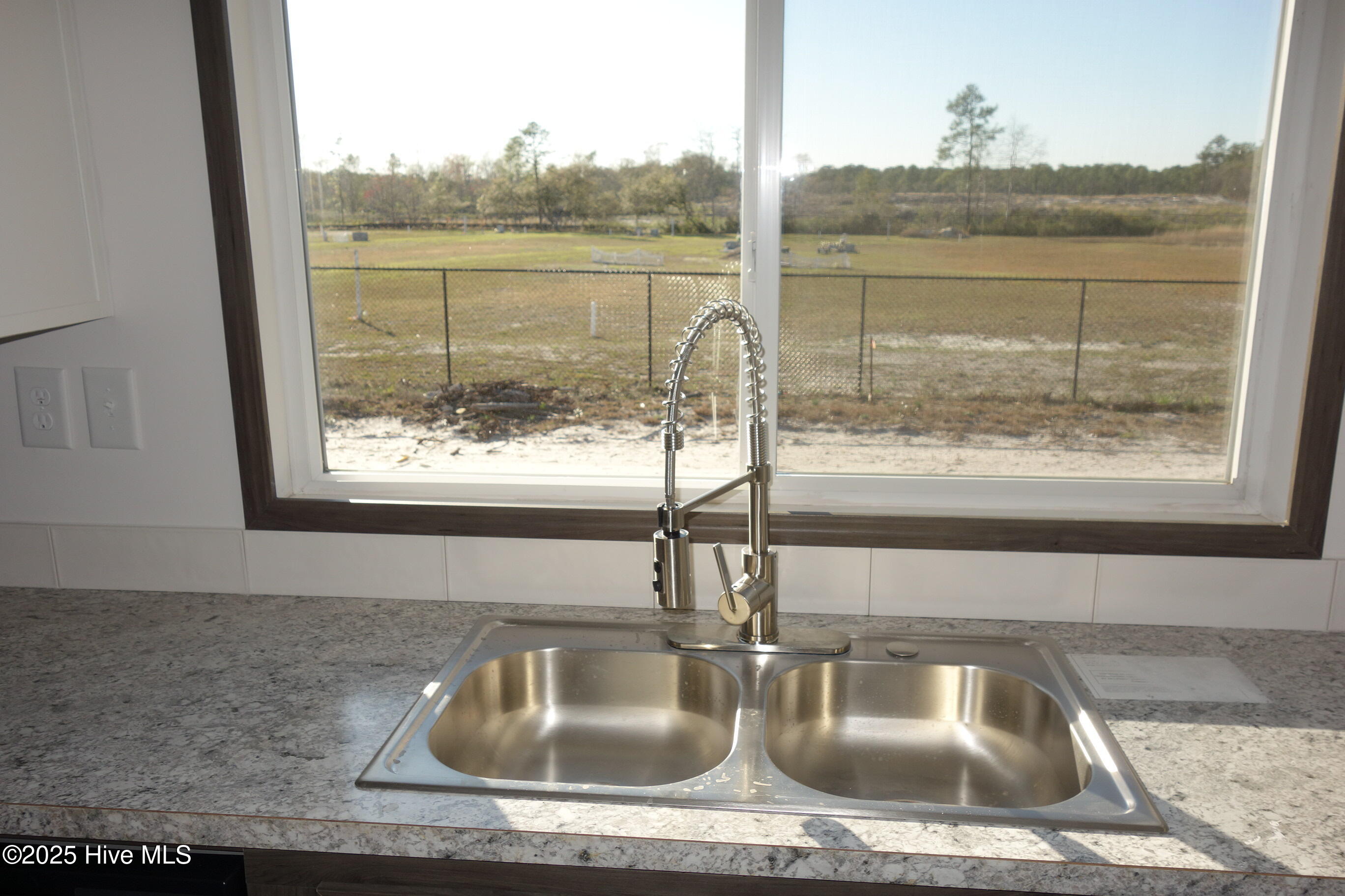 100501563 | Photo 11