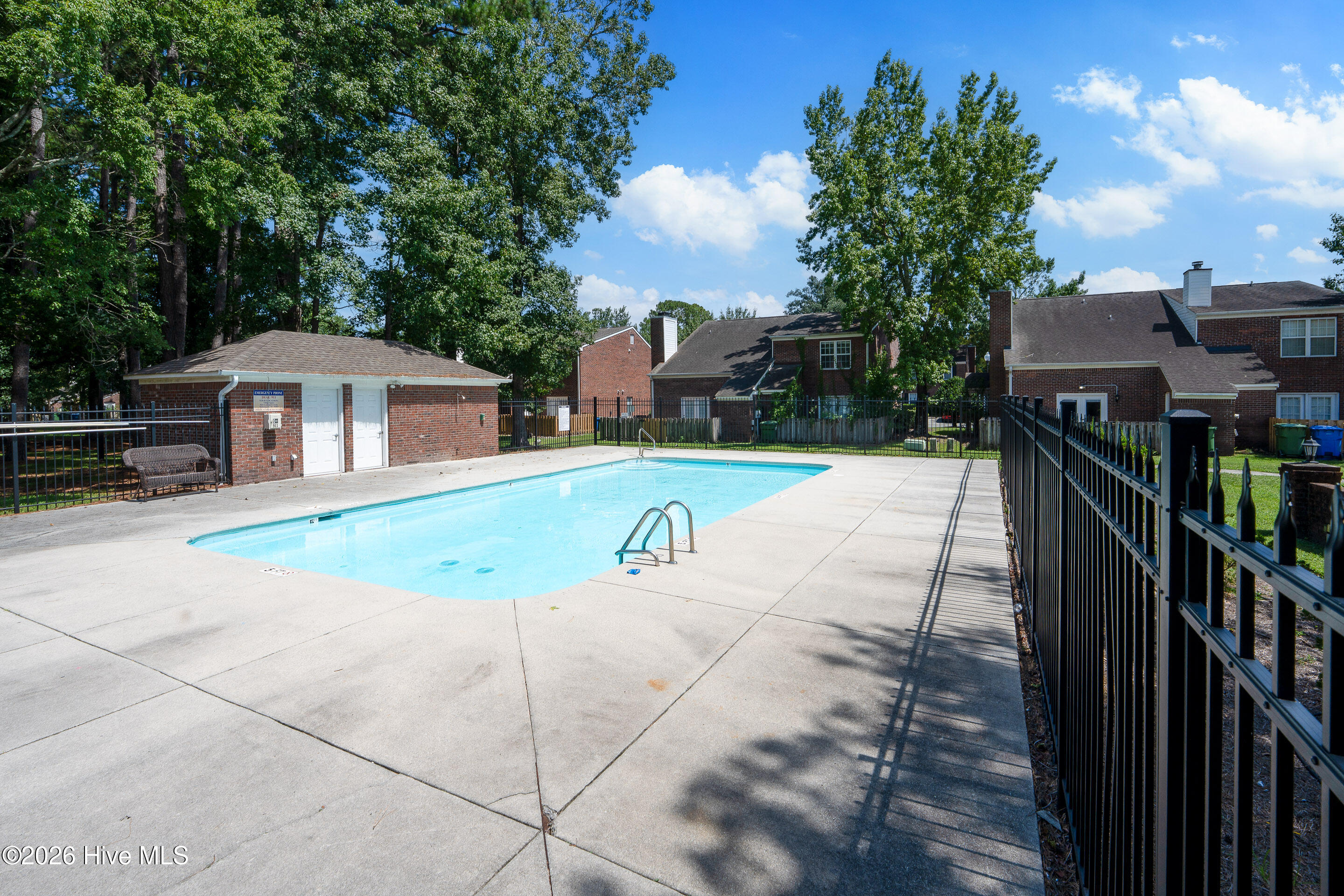 100561086 | Photo 25