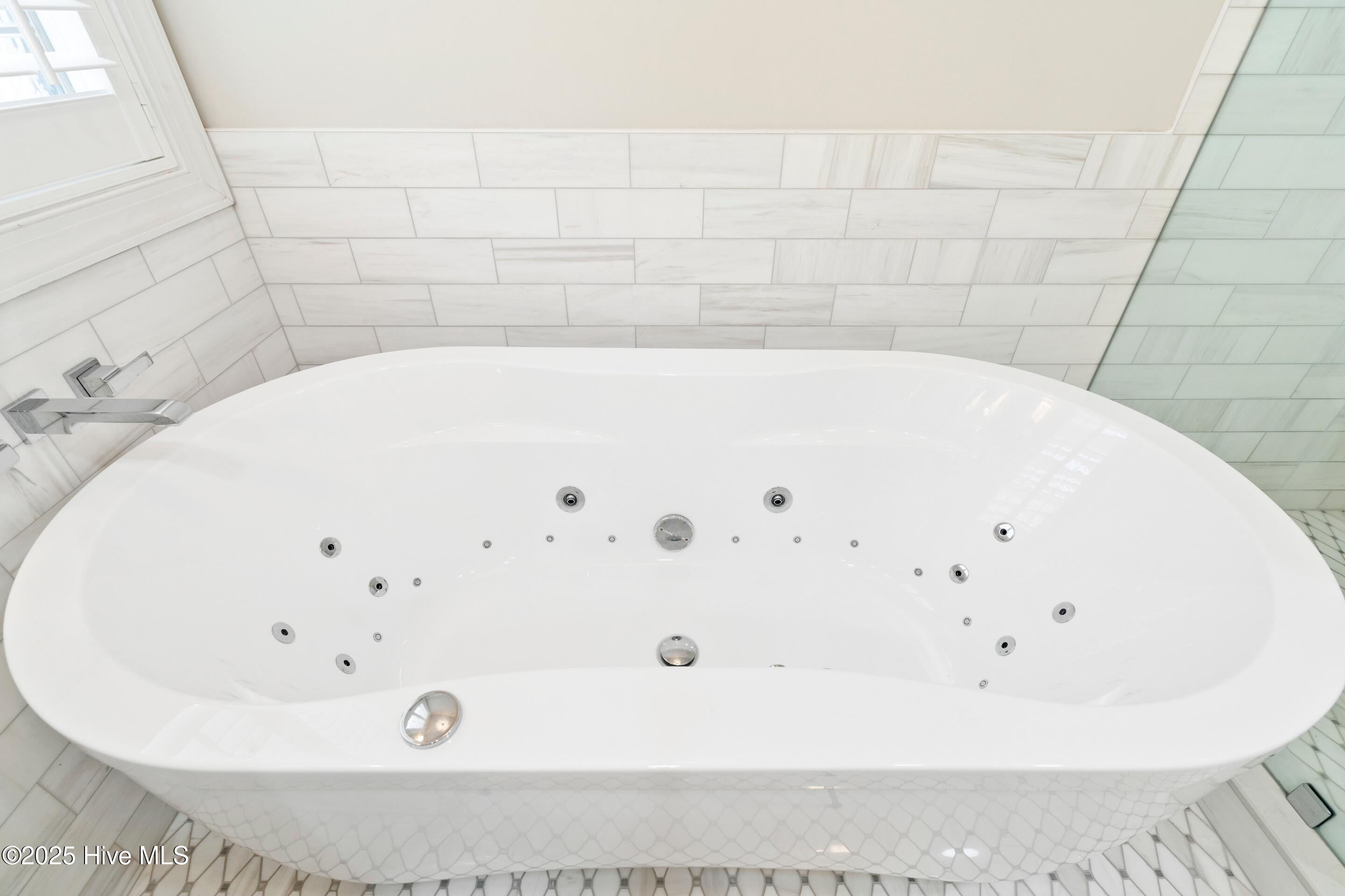 100520389 | Photo 46