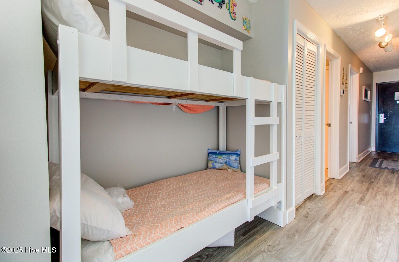 100518070 | Photo 16