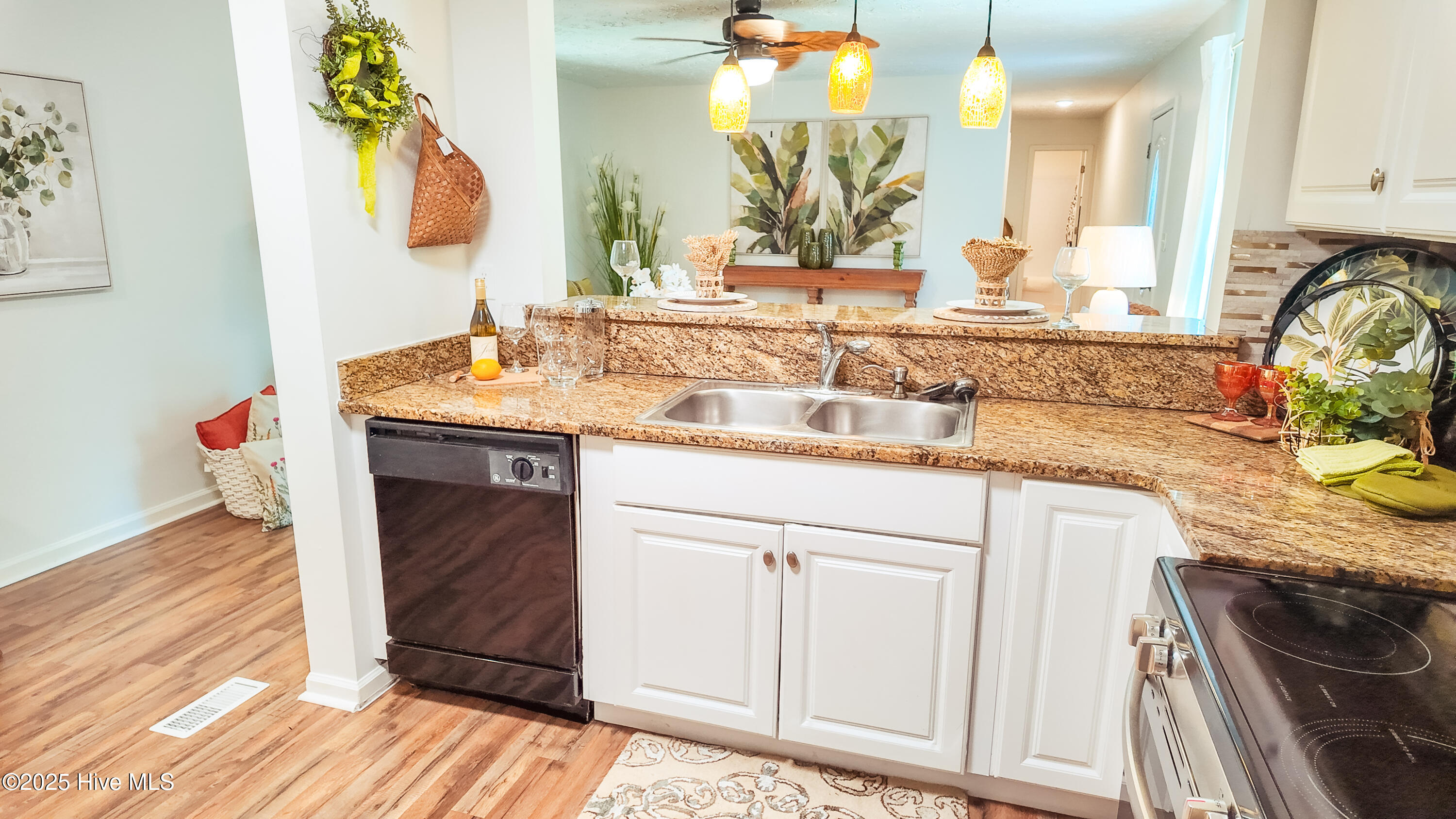 100517636 | Photo 11