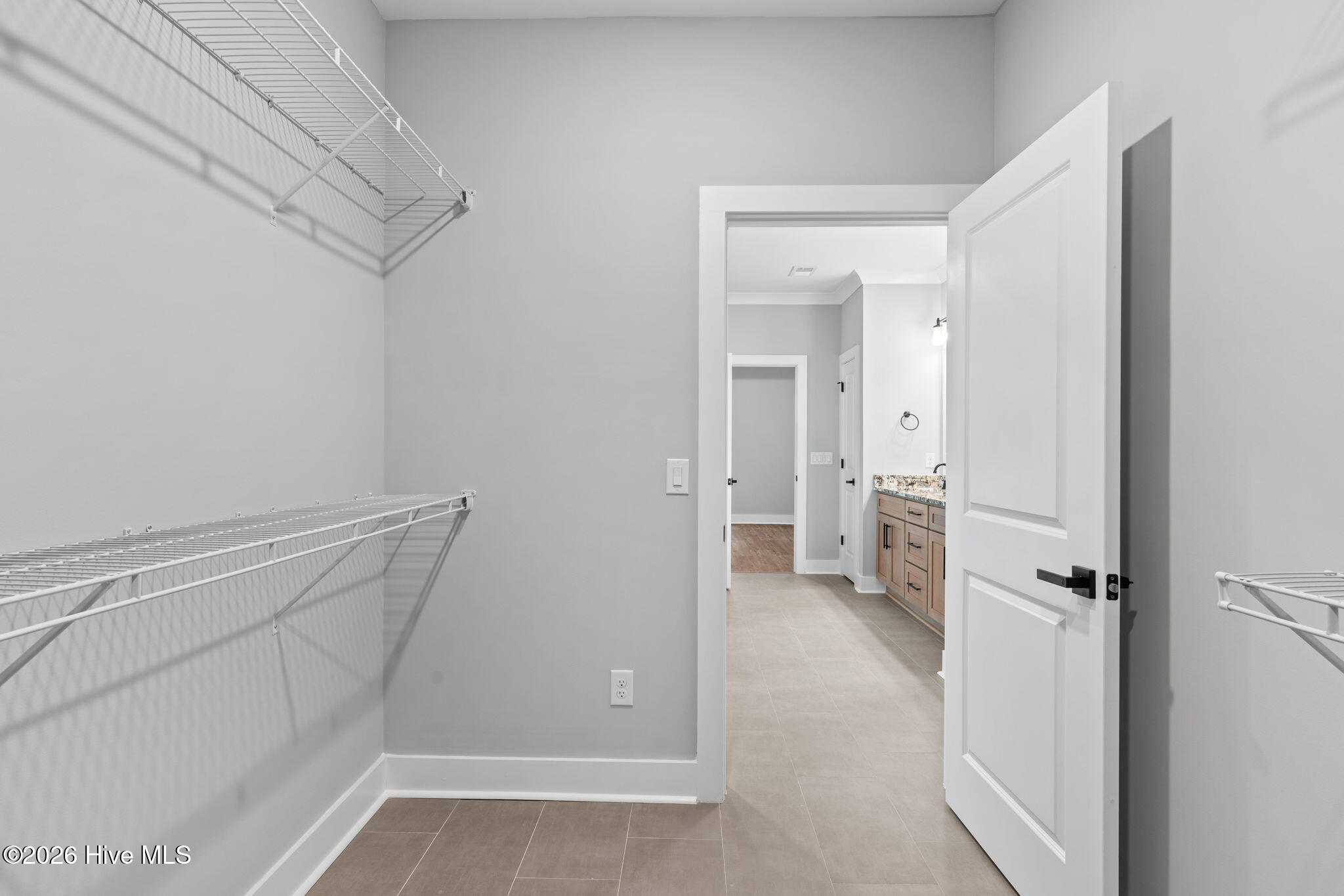 100557701 | Photo 24