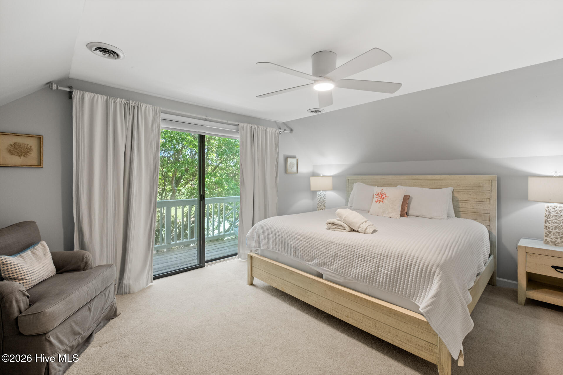 100569244 | Photo 19