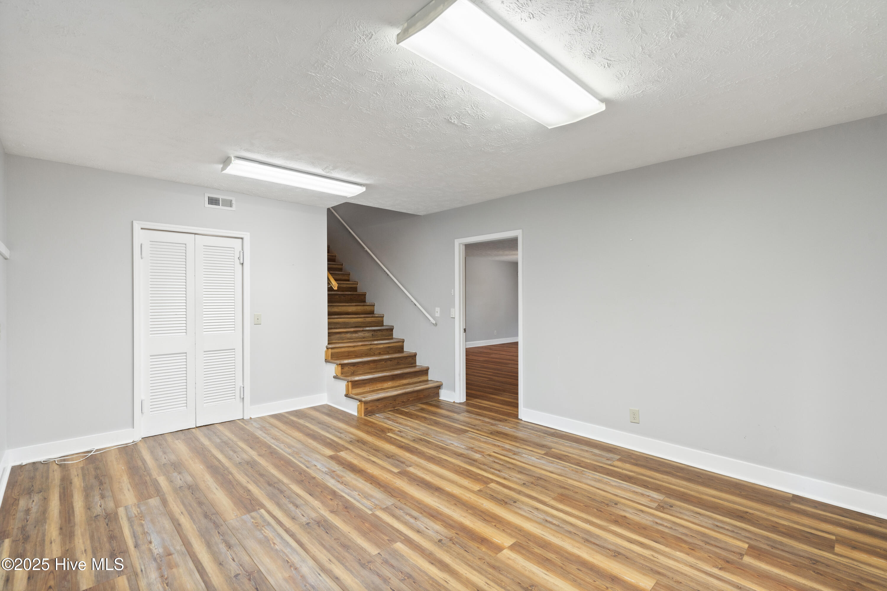 100540990 | Photo 38