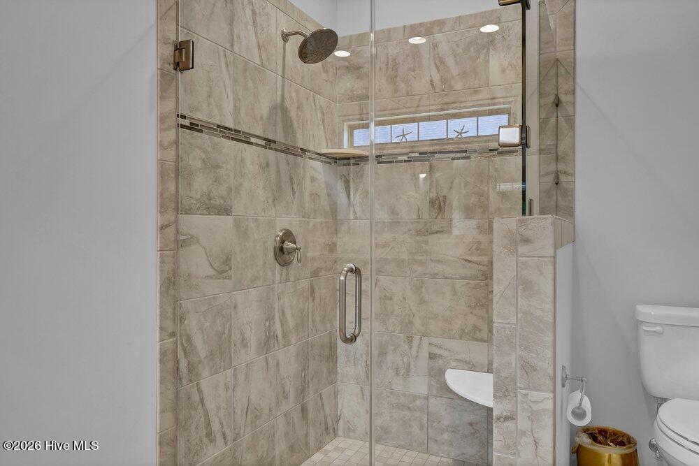 100560096 | Photo 16