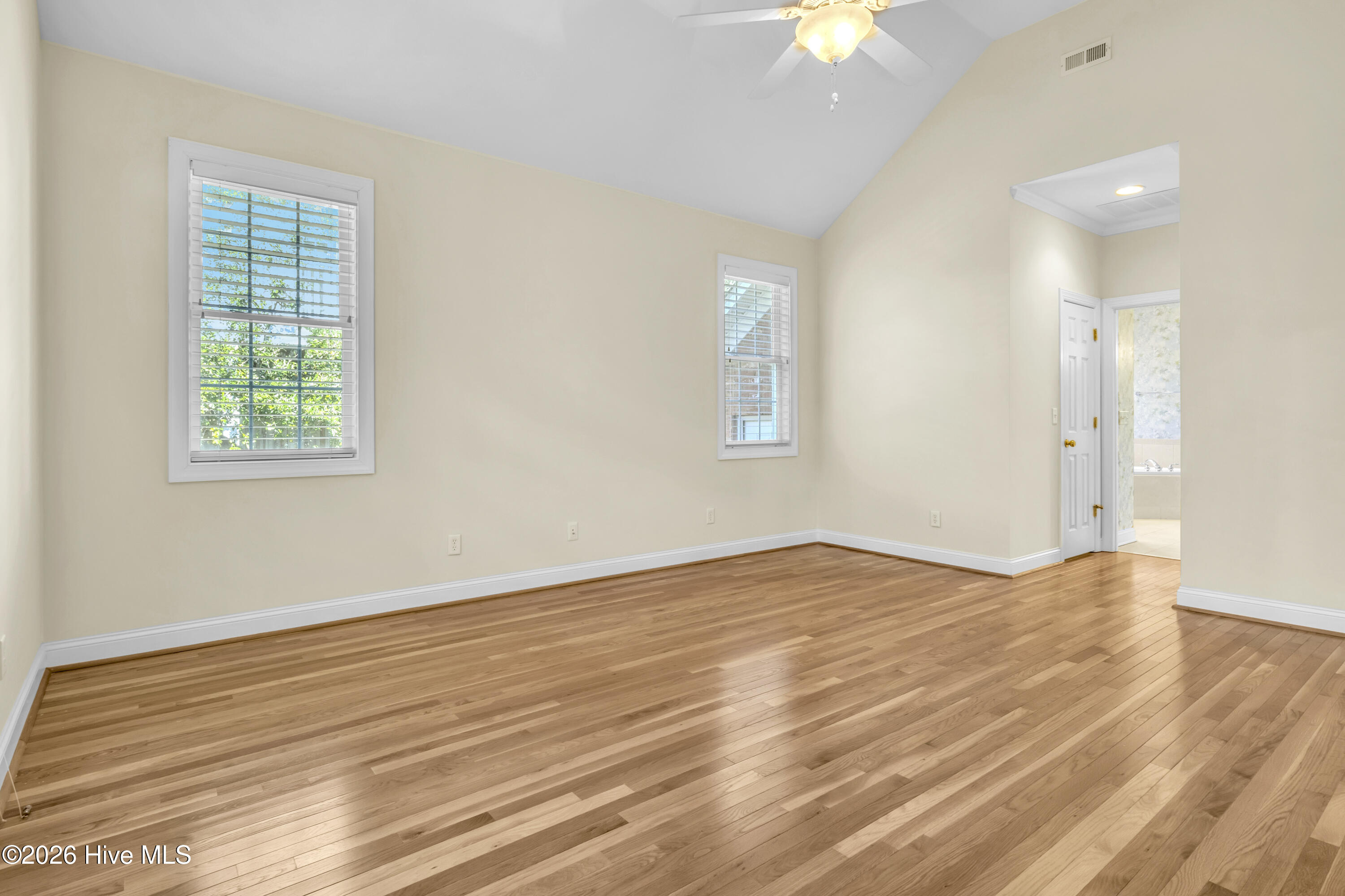 100549882 | Photo 18