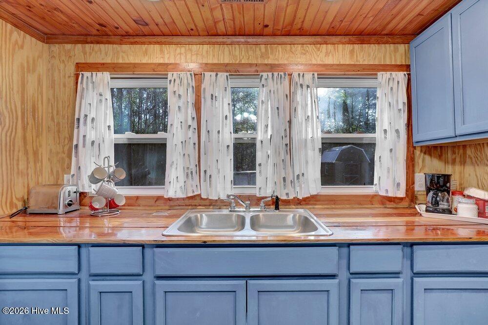 100560475 | Photo 16