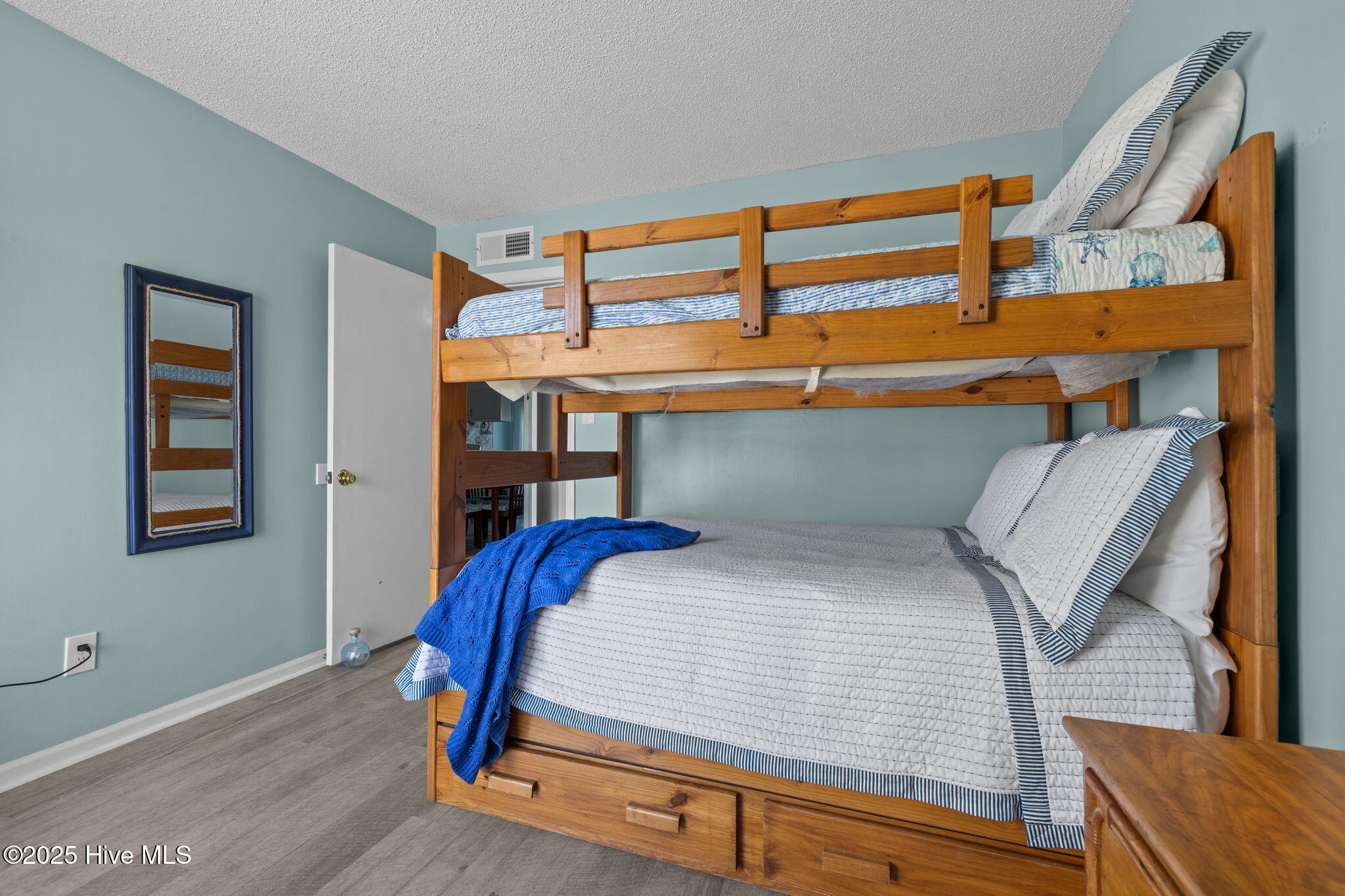 100536863 | Photo 24