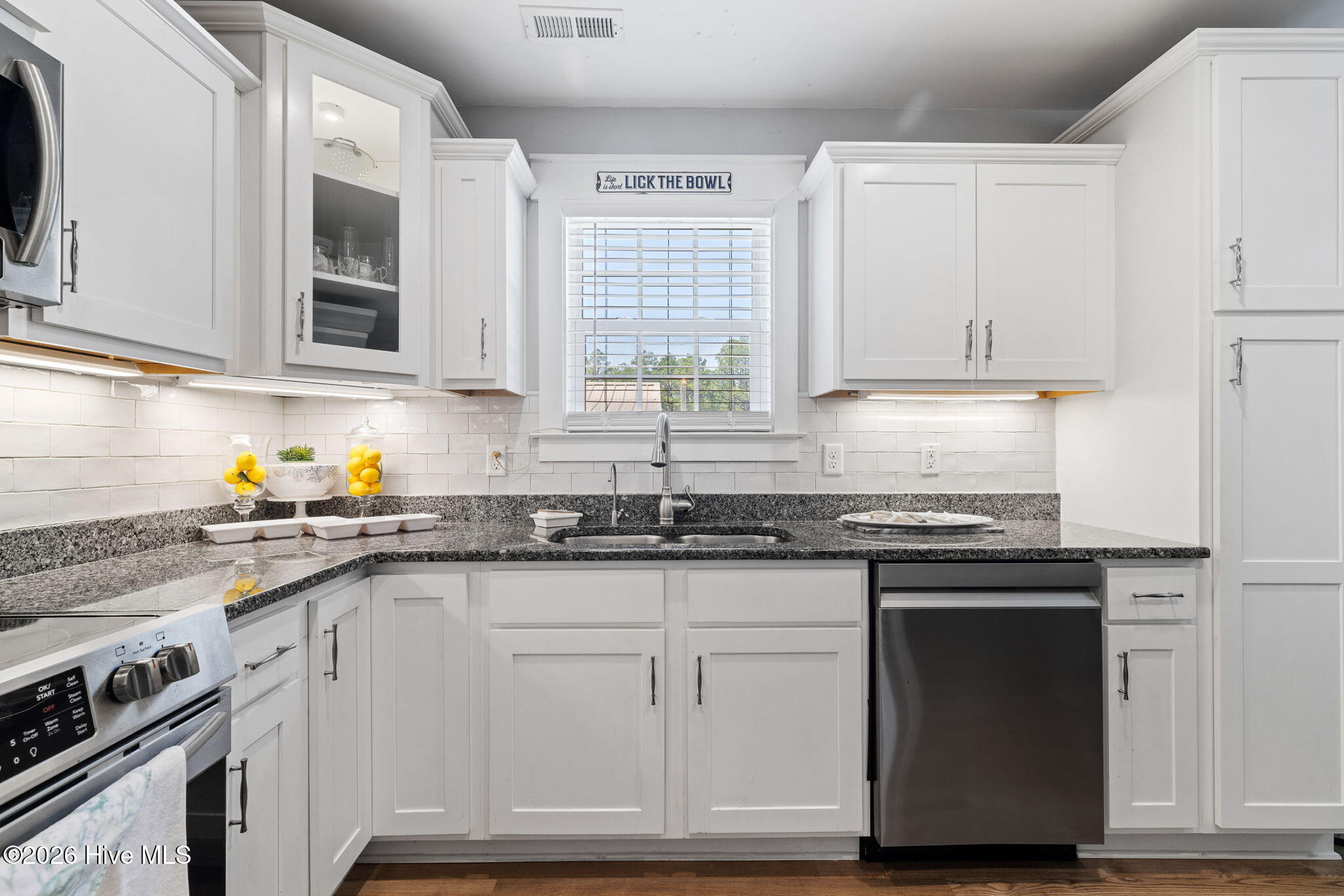 100562103 | Photo 15