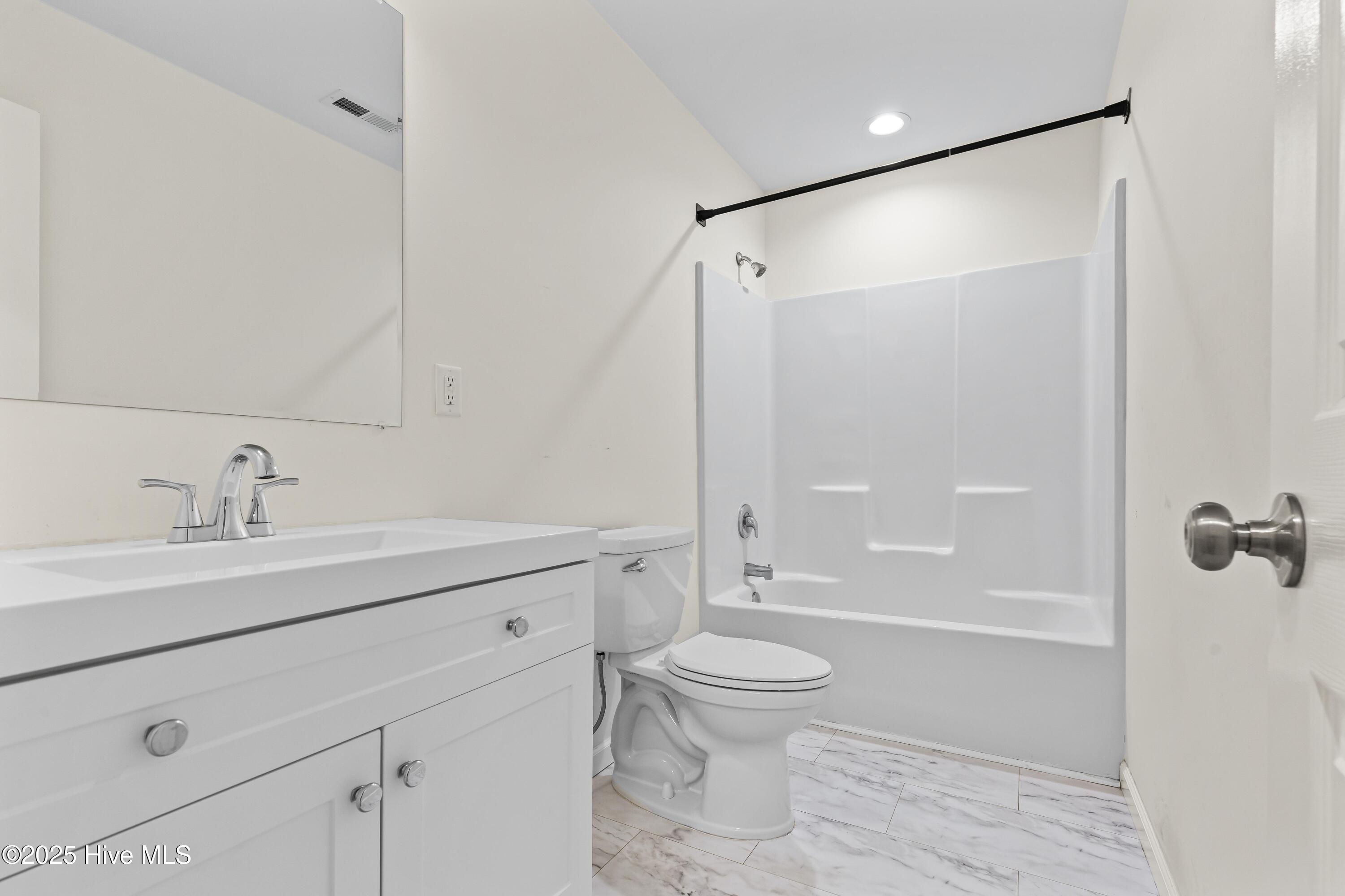 100548487 | Photo 24