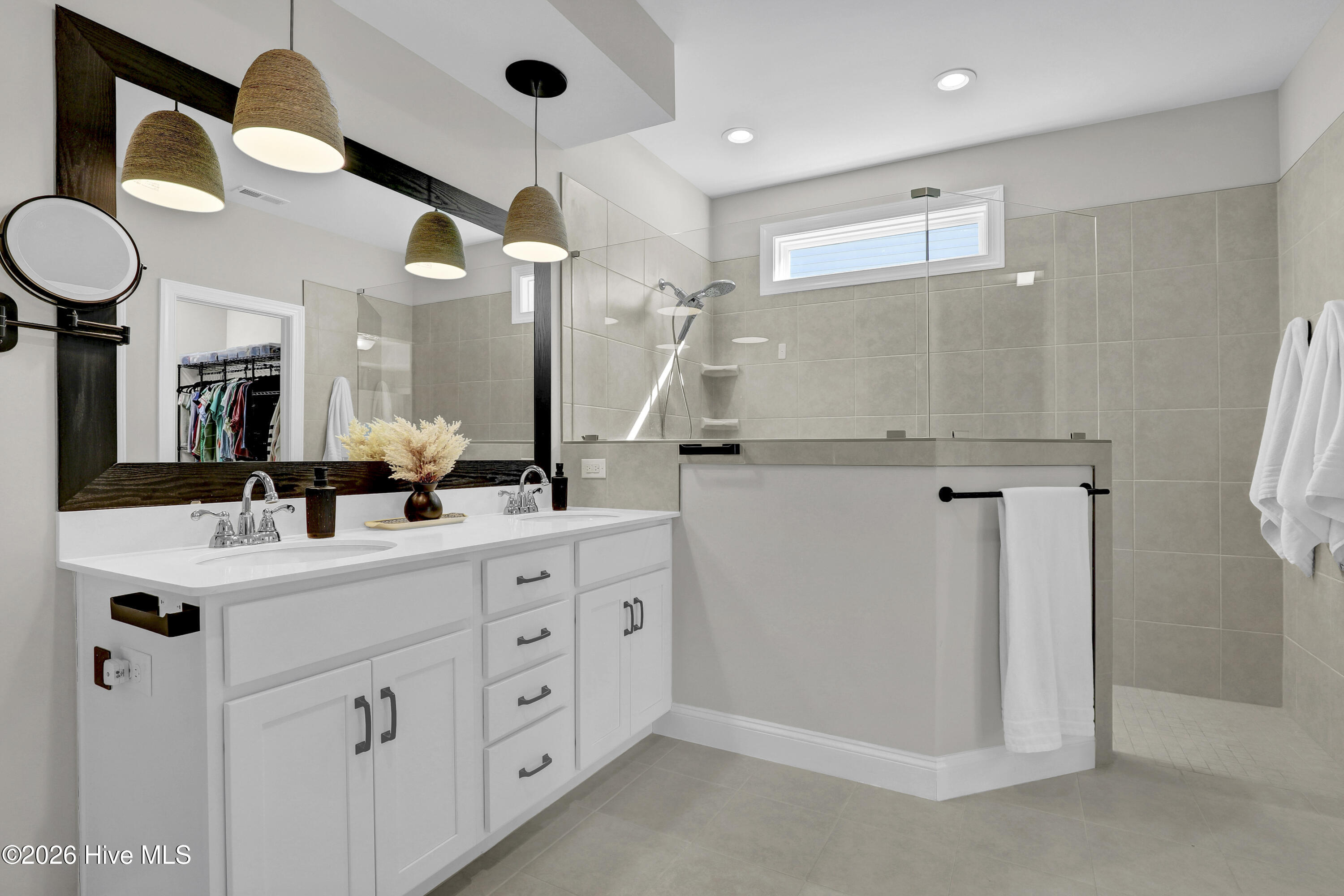 100550923 | Photo 15