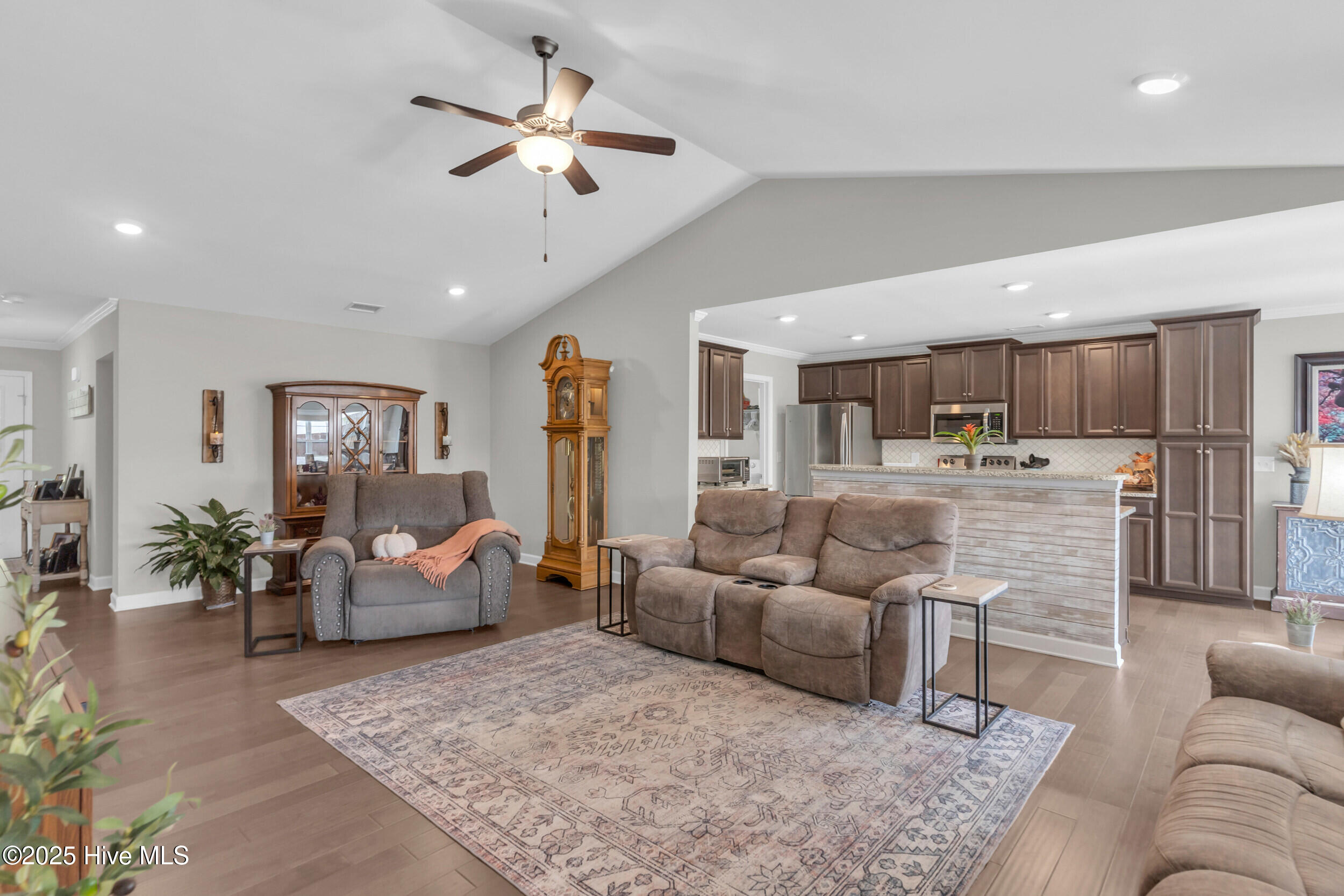 100539795 | Photo 11