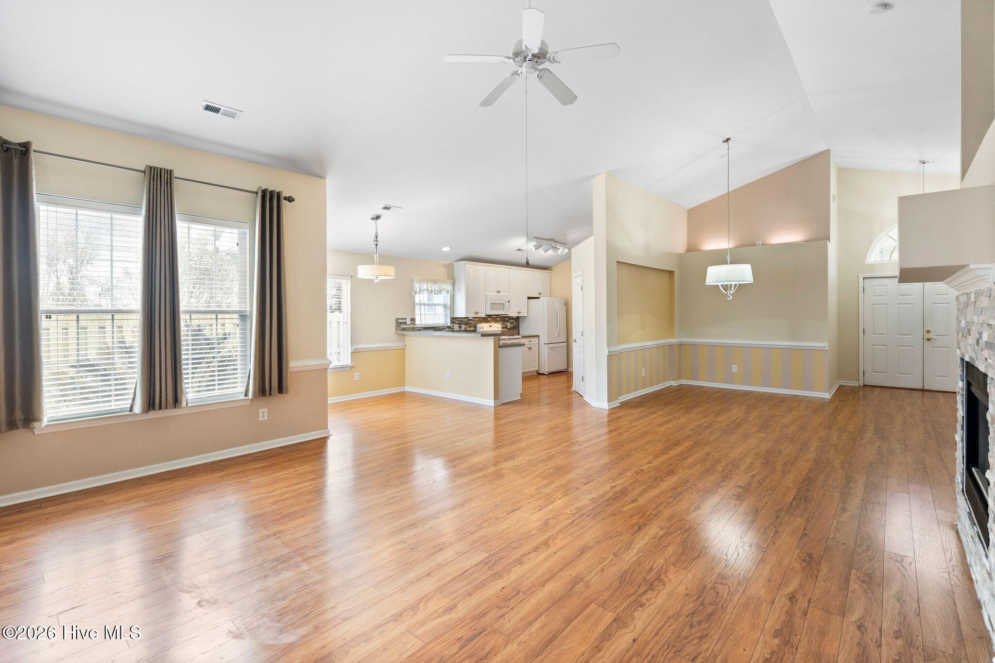 100558040 | Photo 15