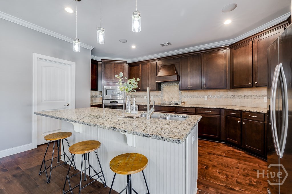 Breakfast bar/kitchen