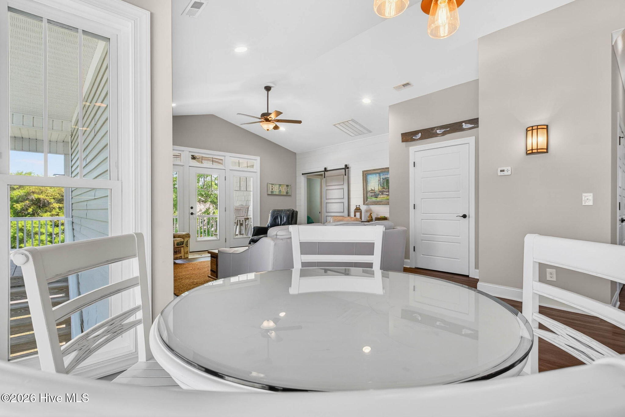 100568136 | Photo 14